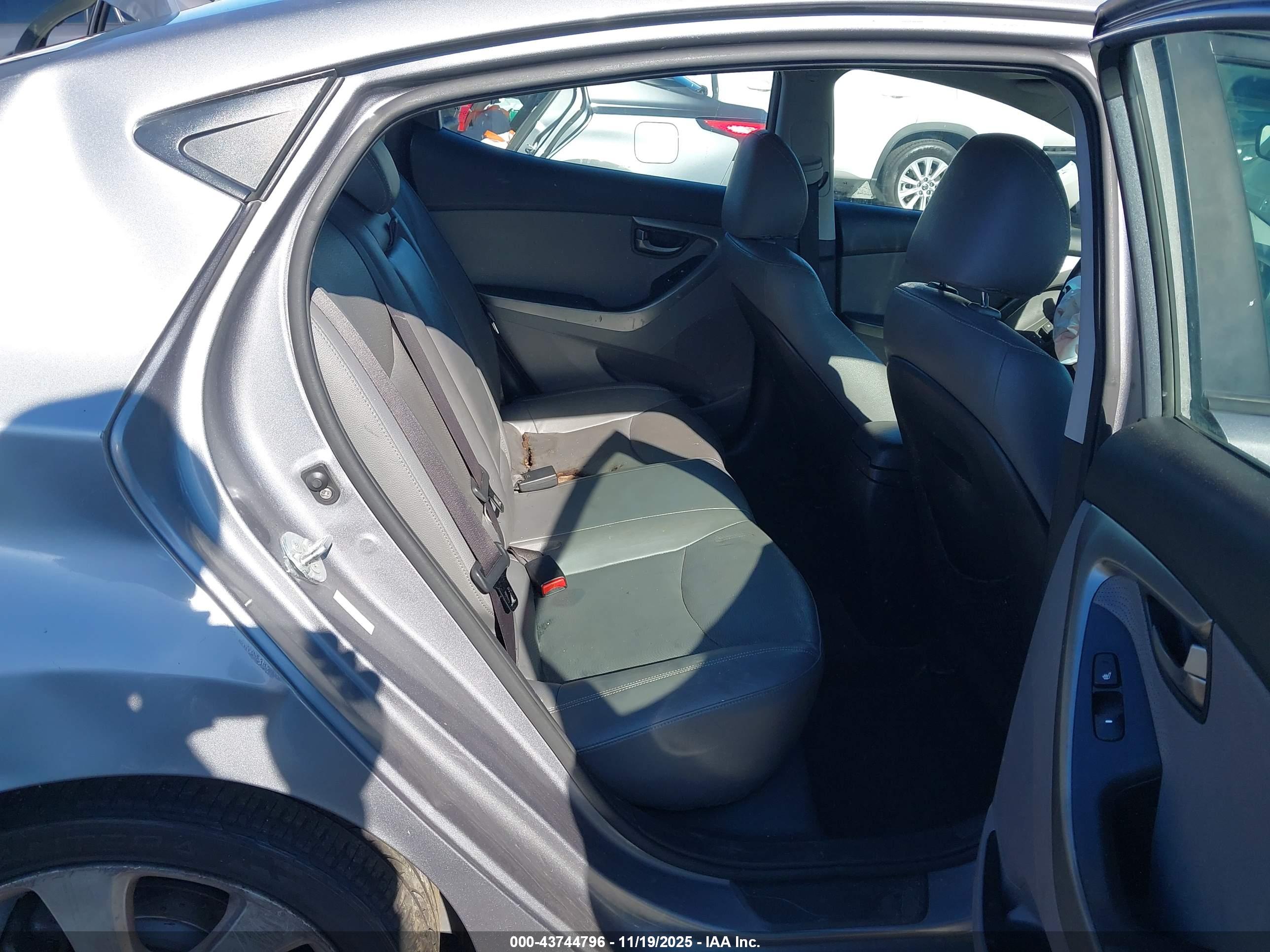 HYUNDAI ELANTRA image 8
