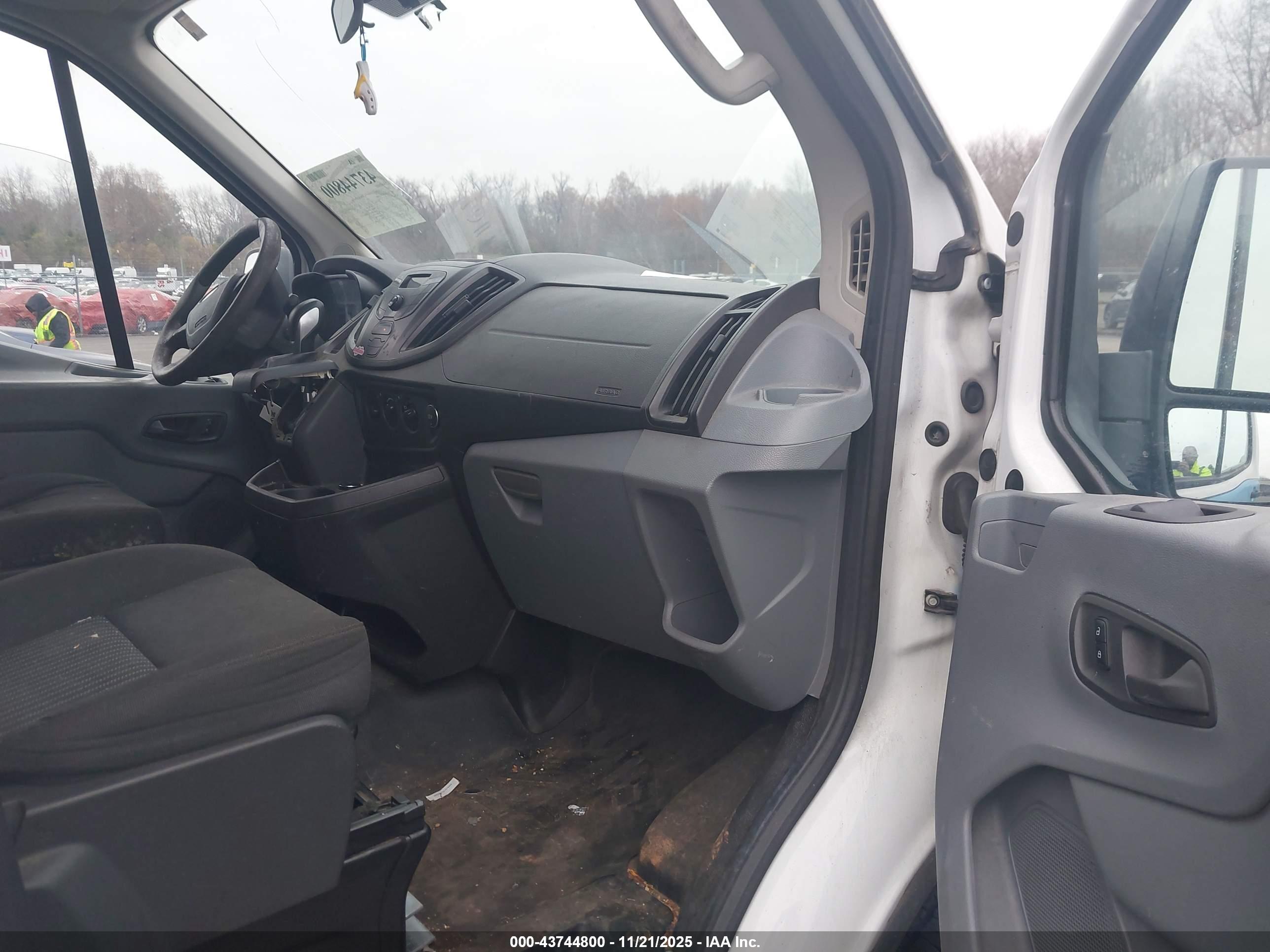 FORD TRANSIT-250 image 5