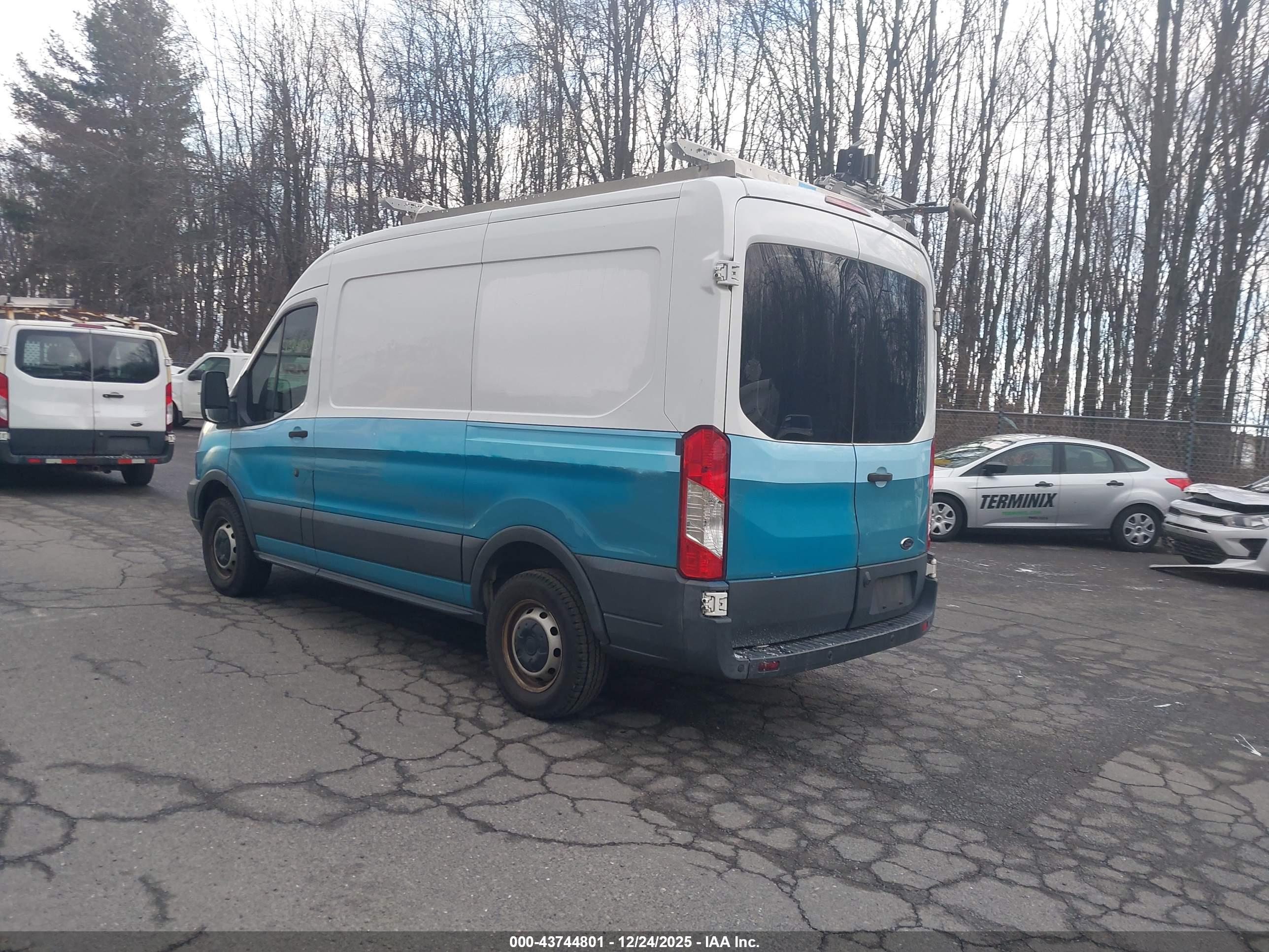 FORD TRANSIT-250 image 3