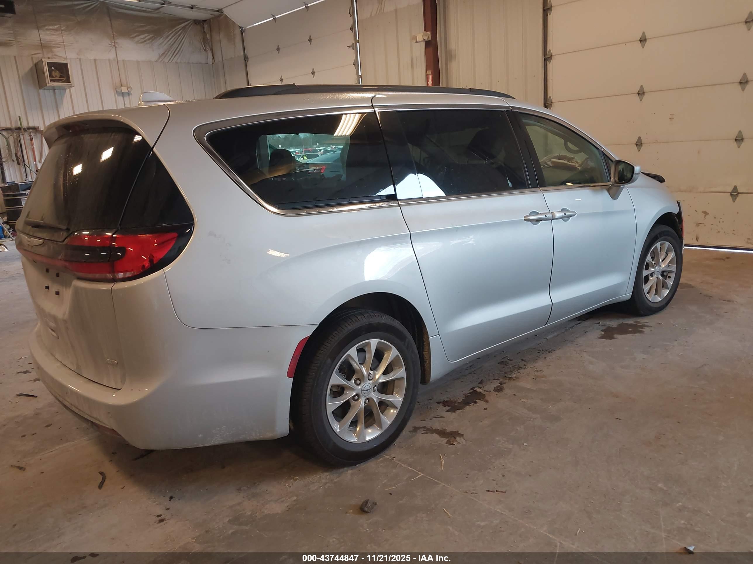 CHRYSLER PACIFICA image 4