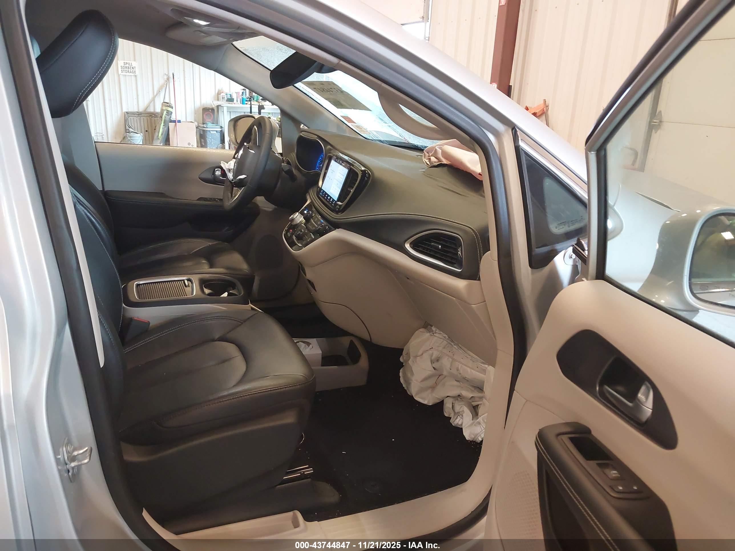 CHRYSLER PACIFICA image 5