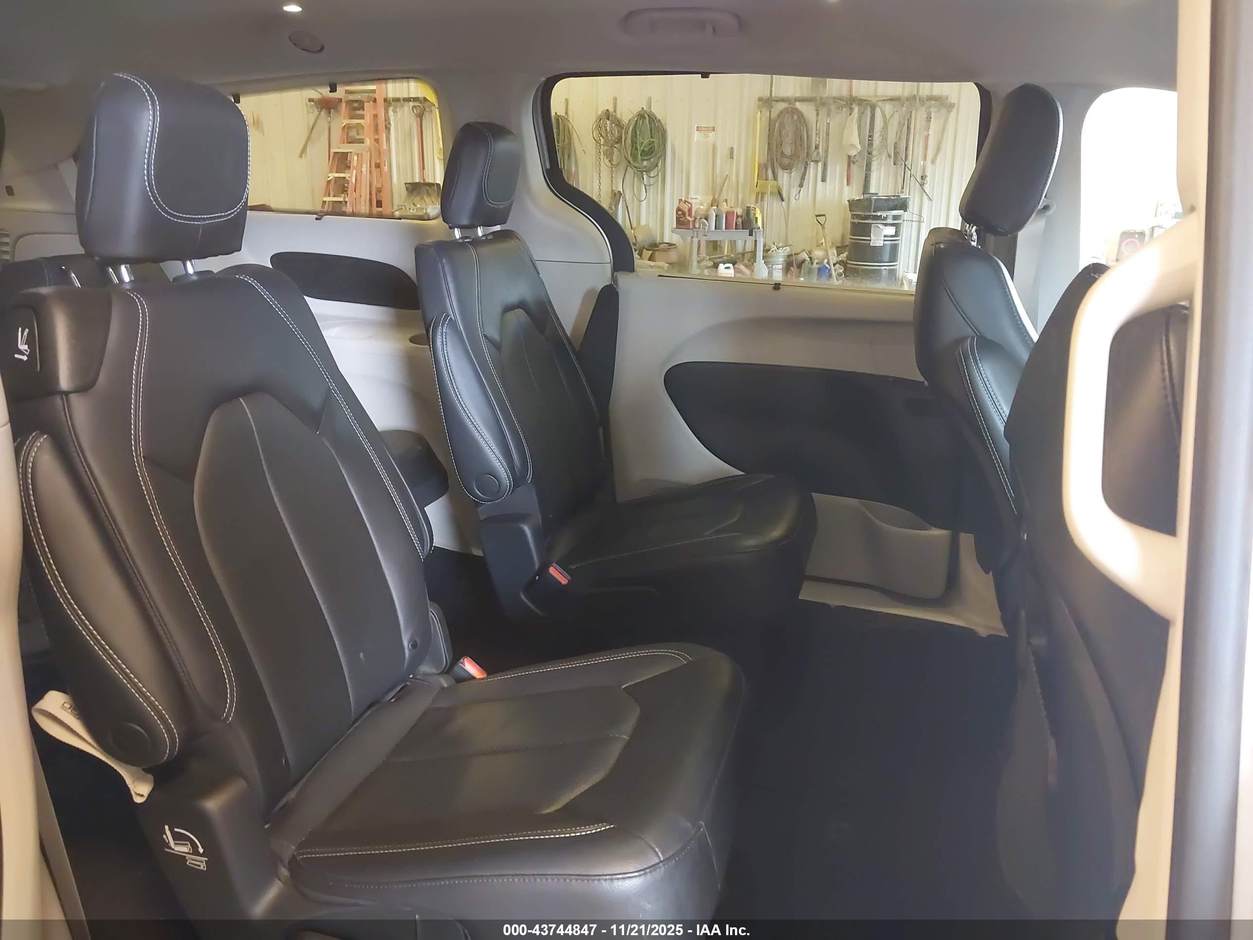 CHRYSLER PACIFICA image 8