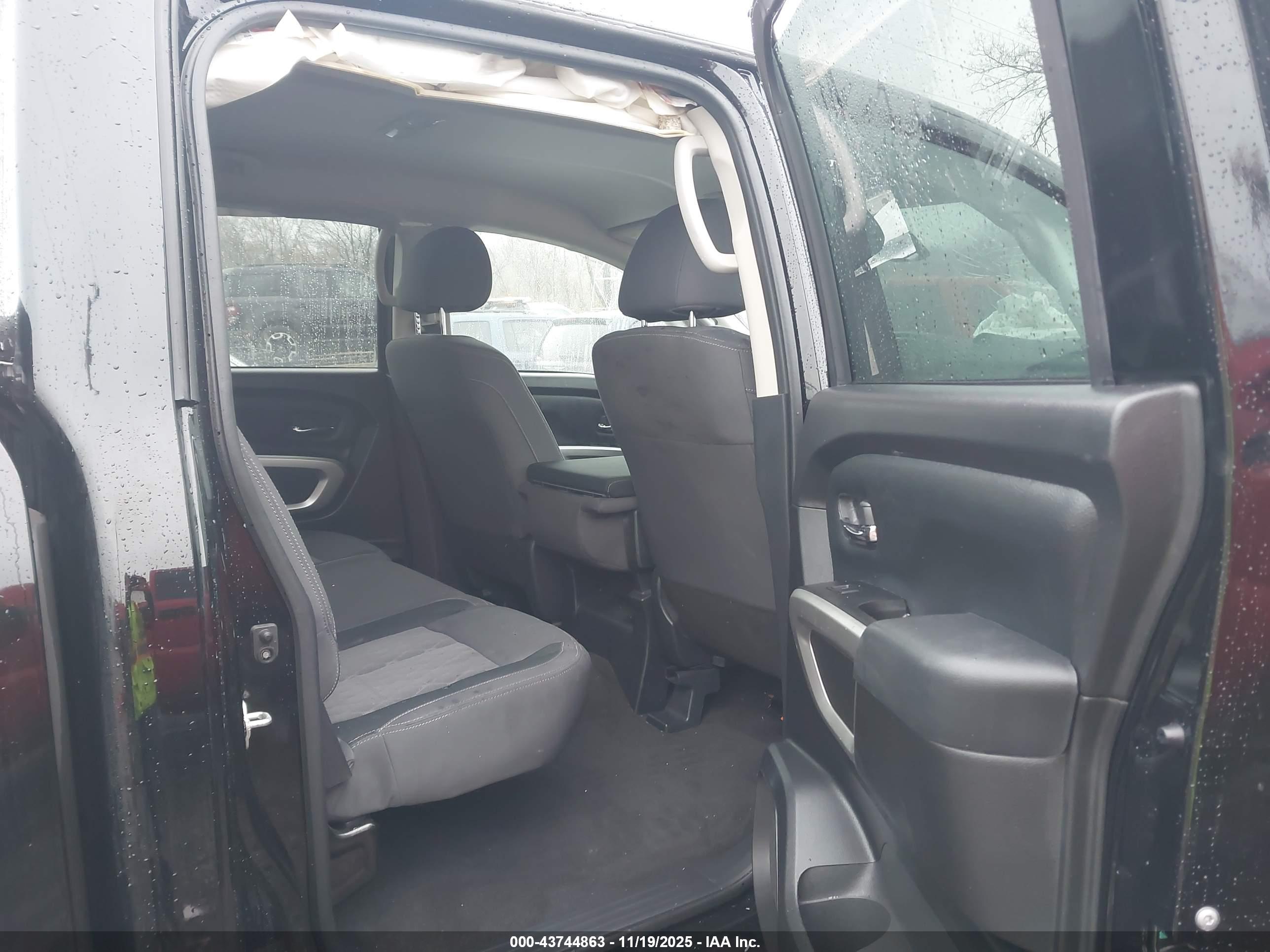 NISSAN TITAN image 8
