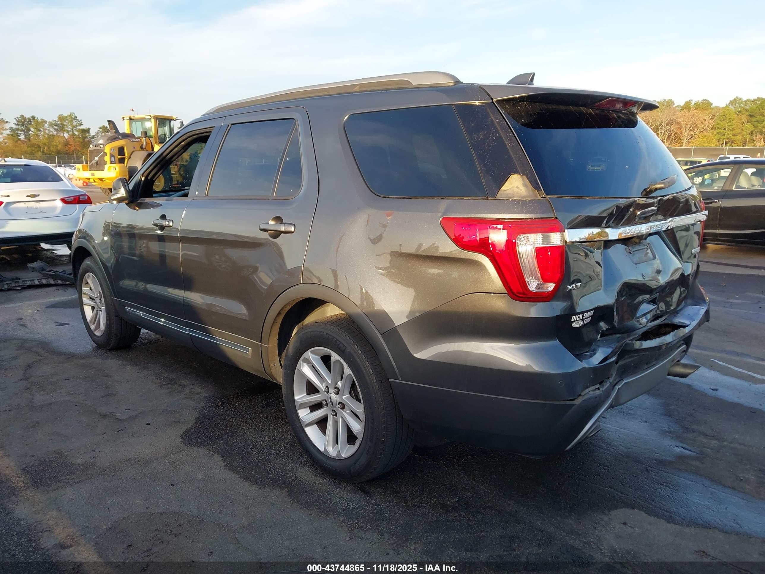 FORD EXPLORER image 3