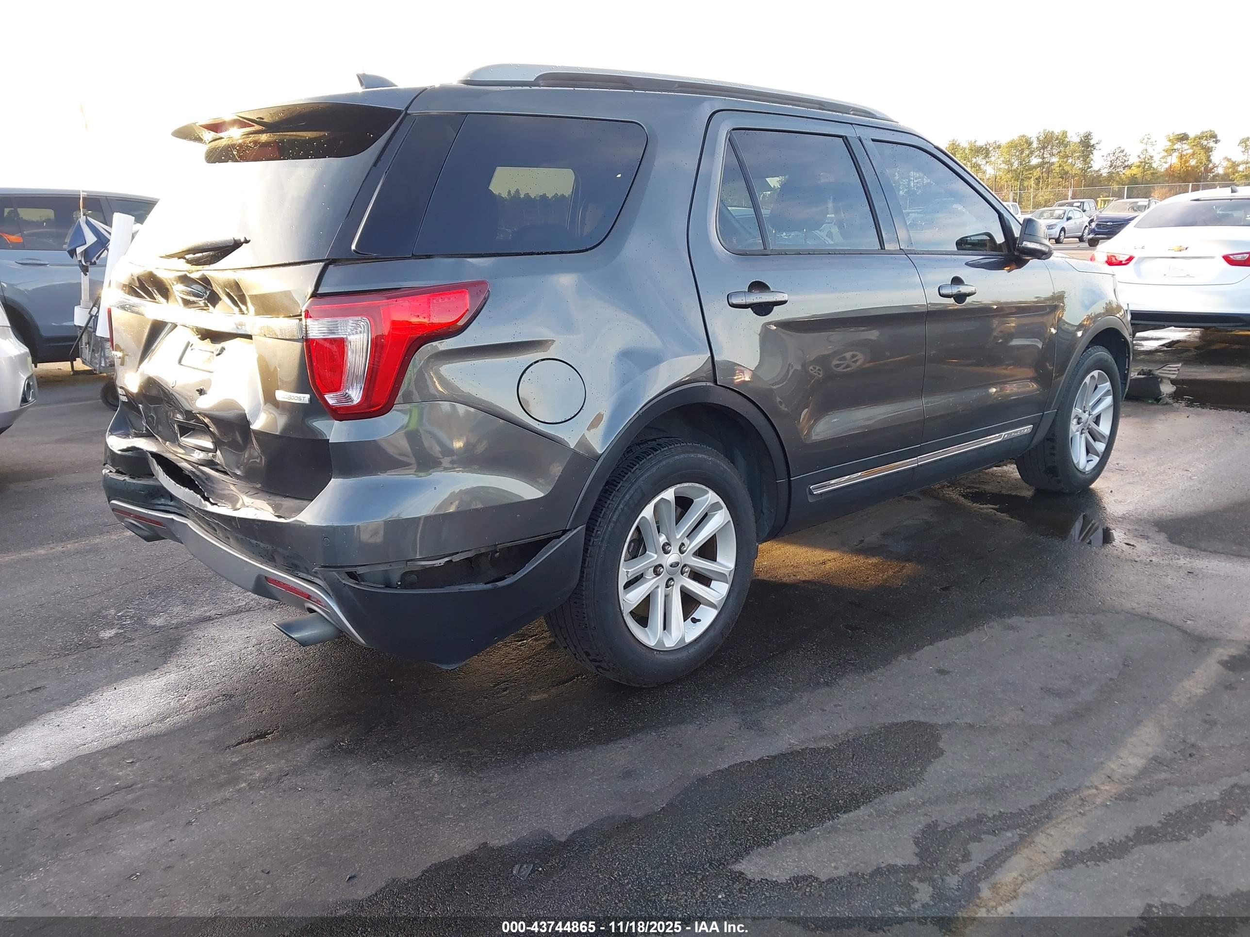 FORD EXPLORER image 4