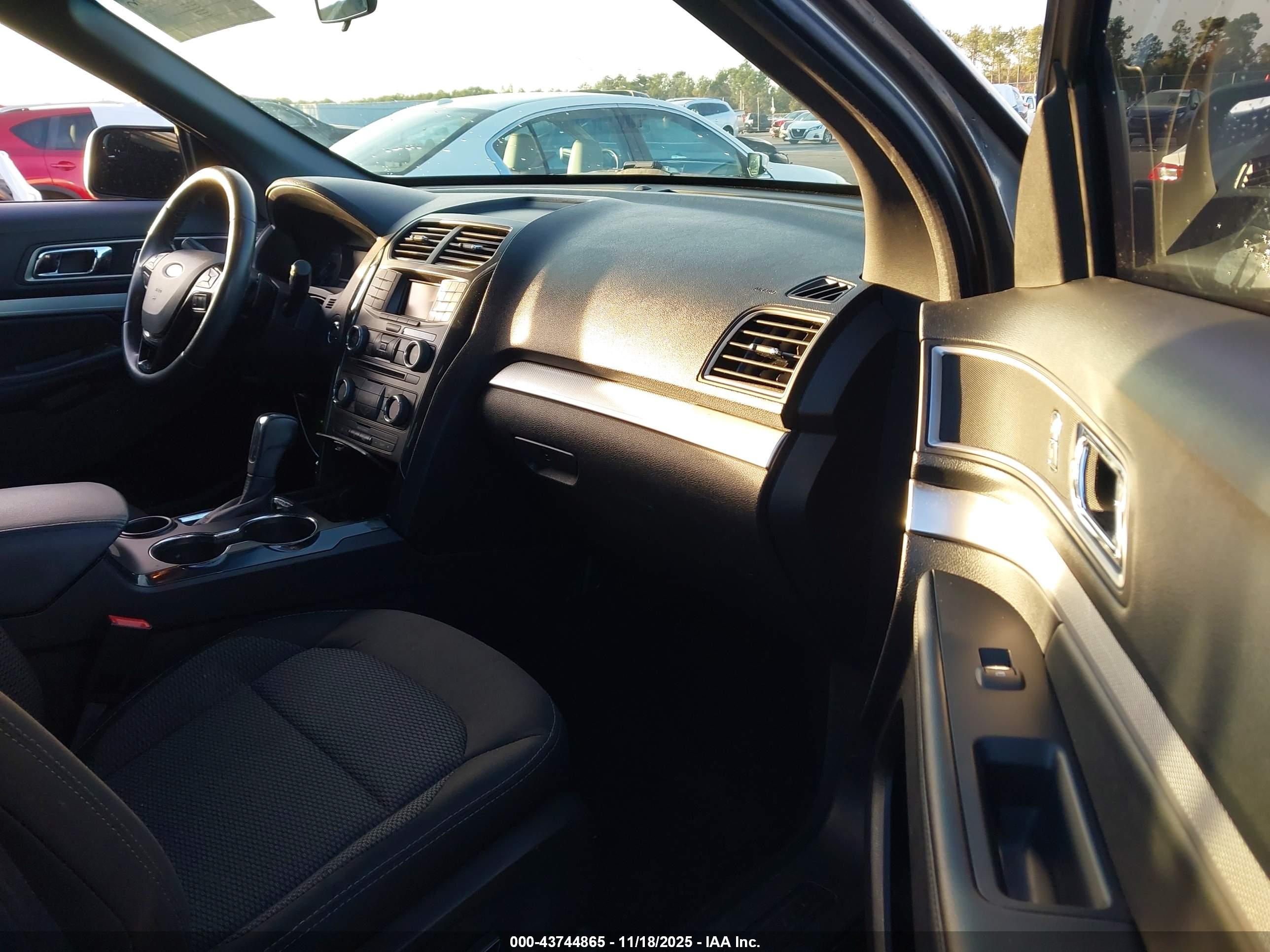 FORD EXPLORER image 5