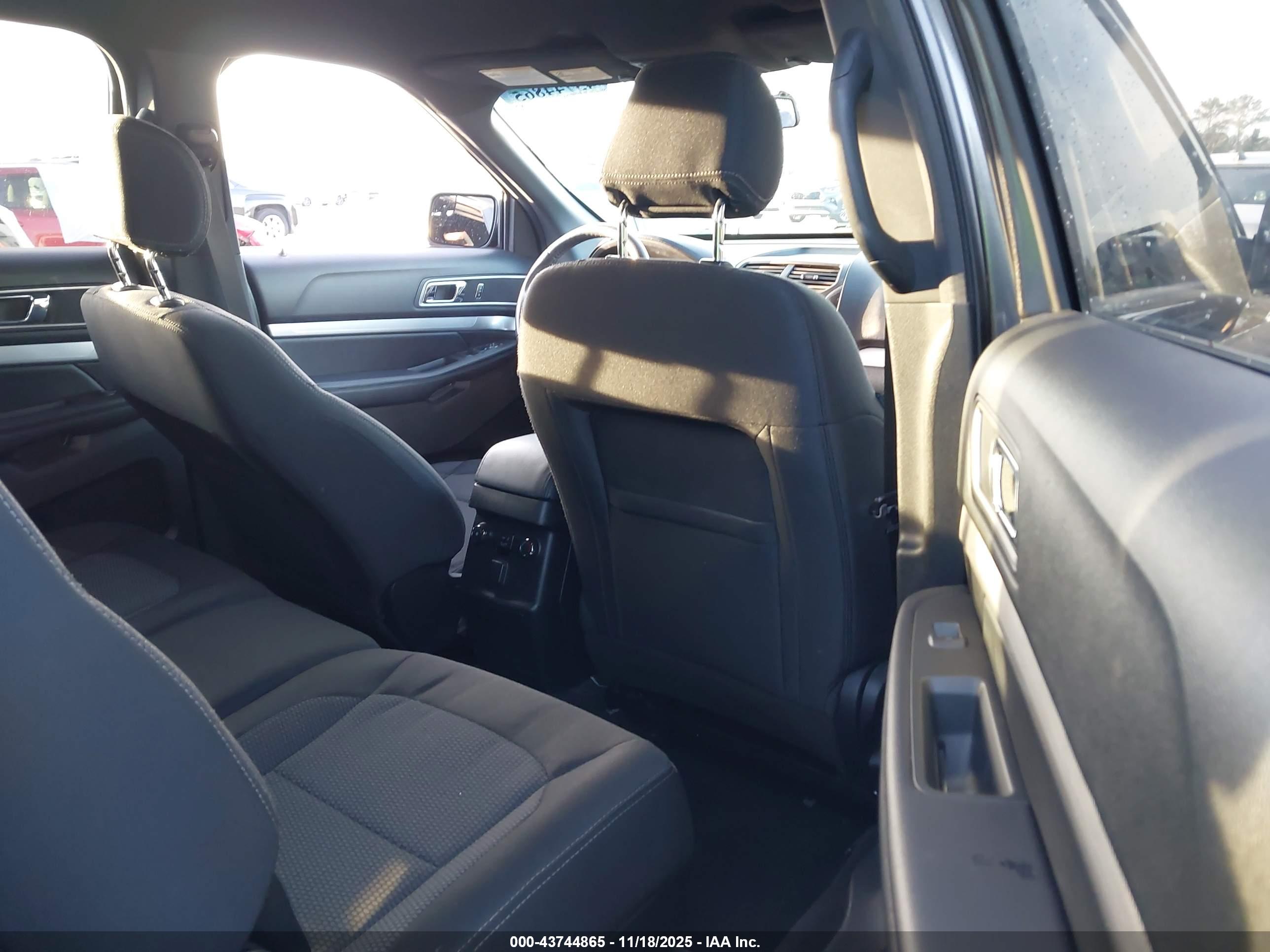 FORD EXPLORER image 8