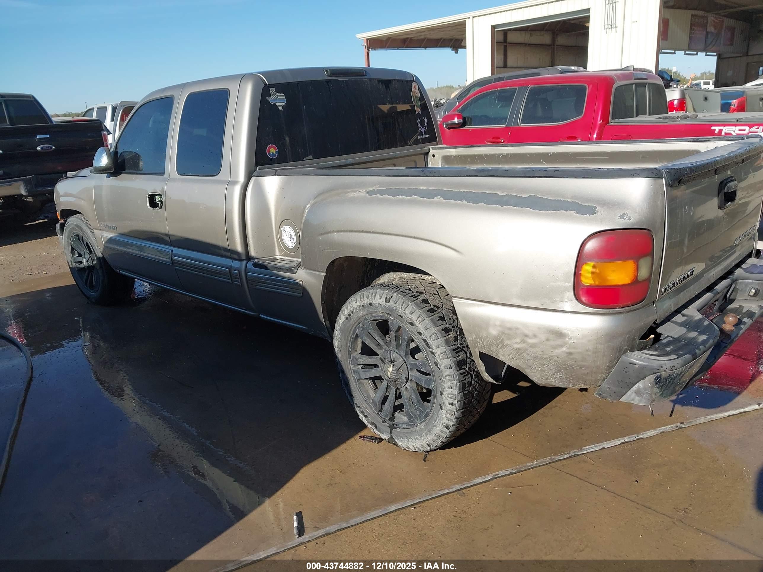 CHEVROLET SILVERADO image 3