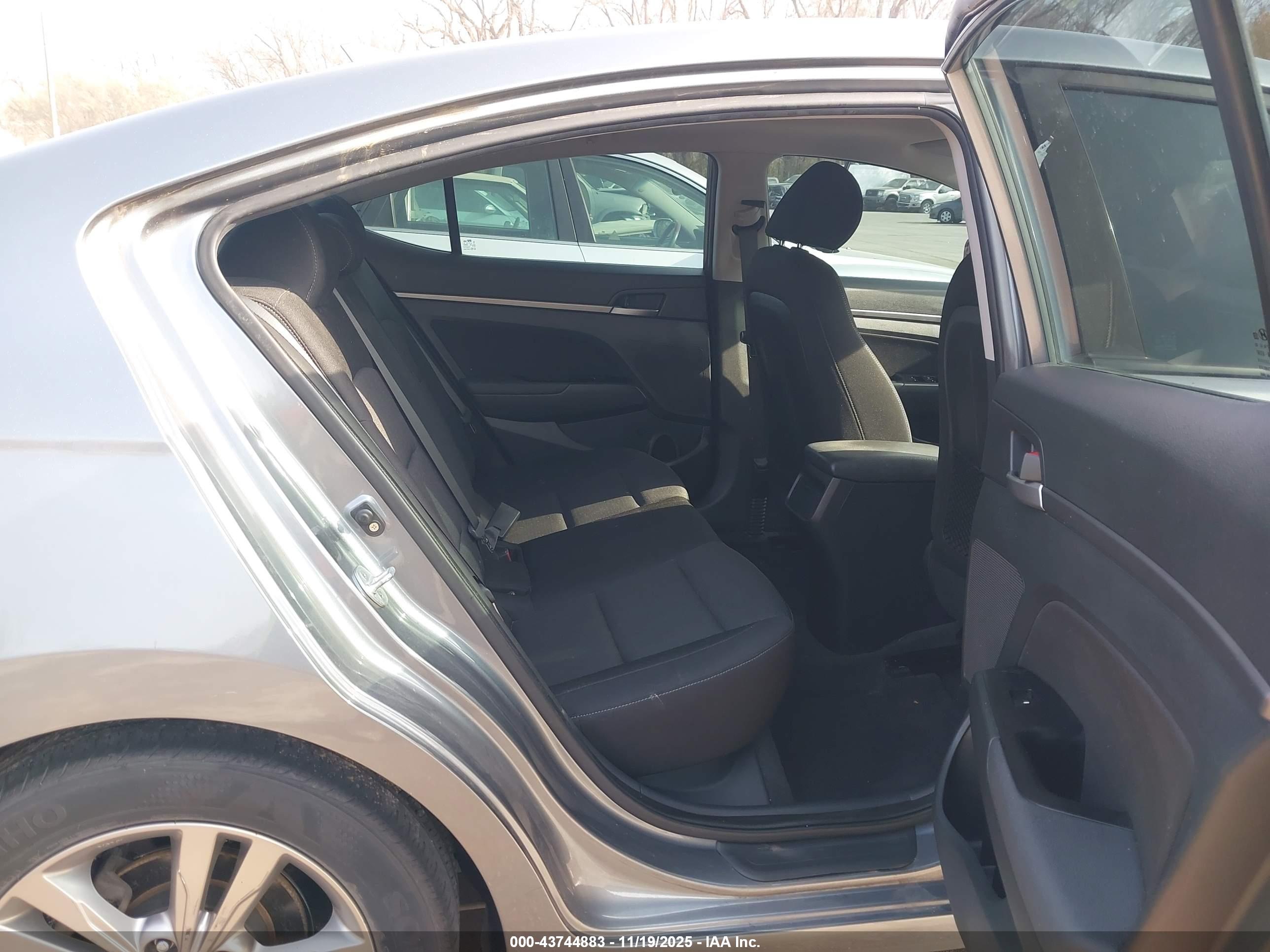 HYUNDAI ELANTRA image 8