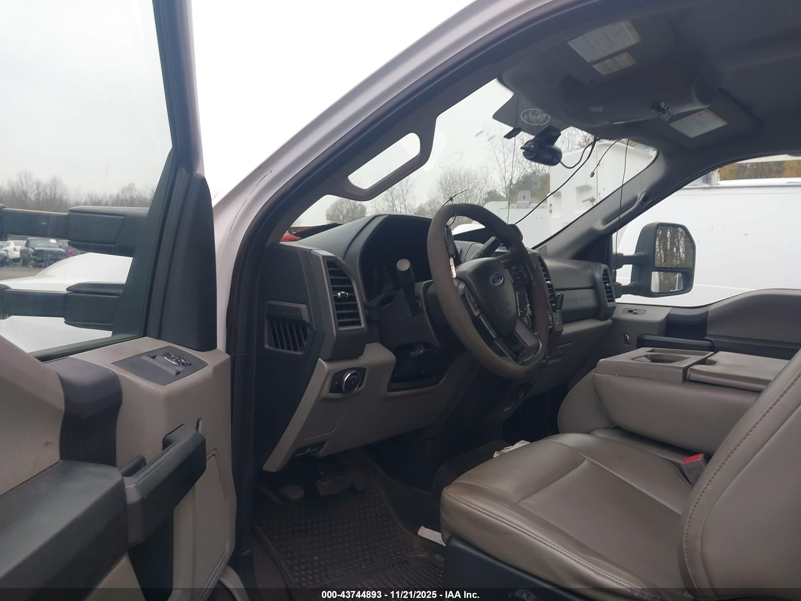 FORD F-550 image 7
