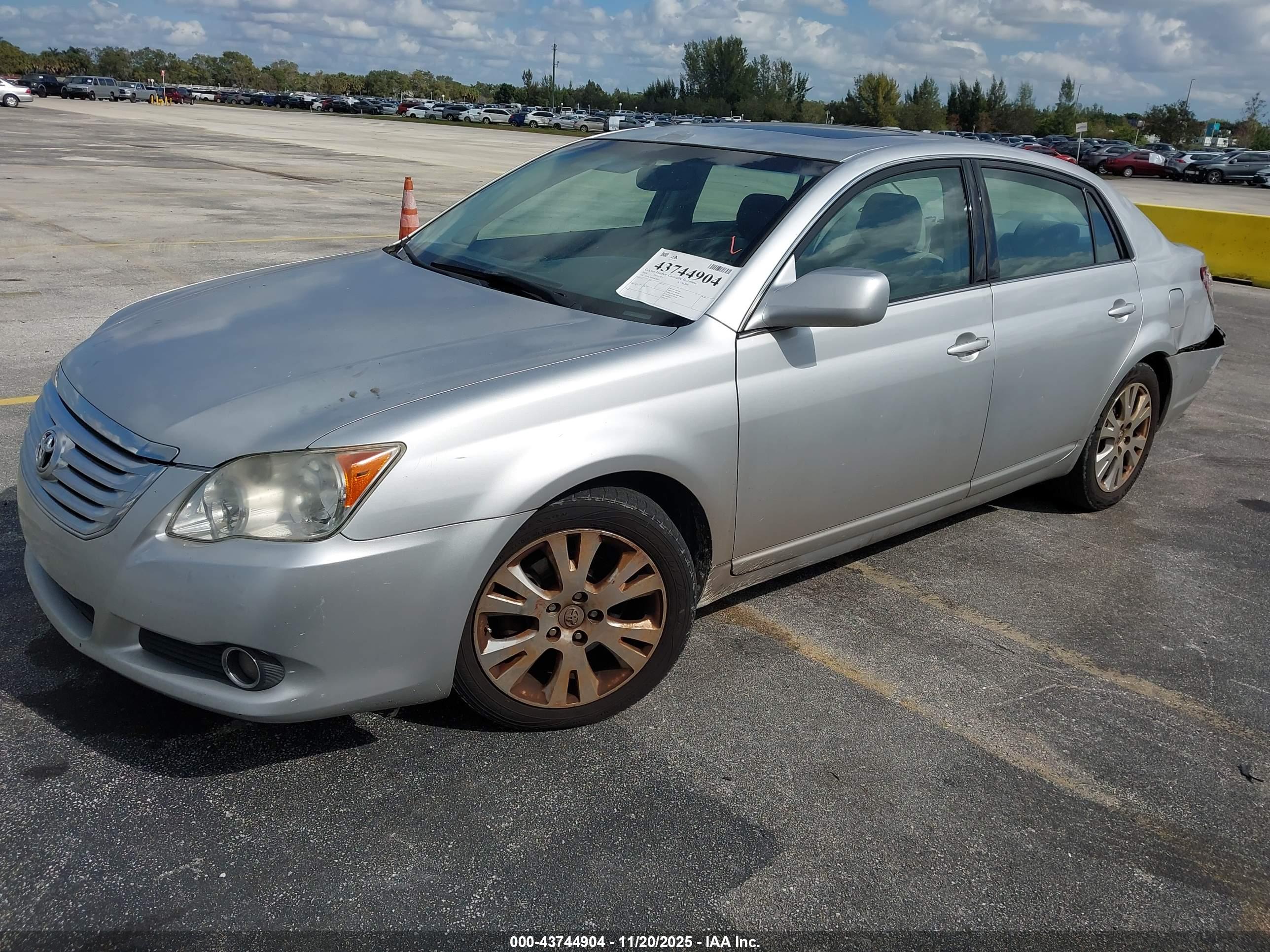 TOYOTA AVALON image 2