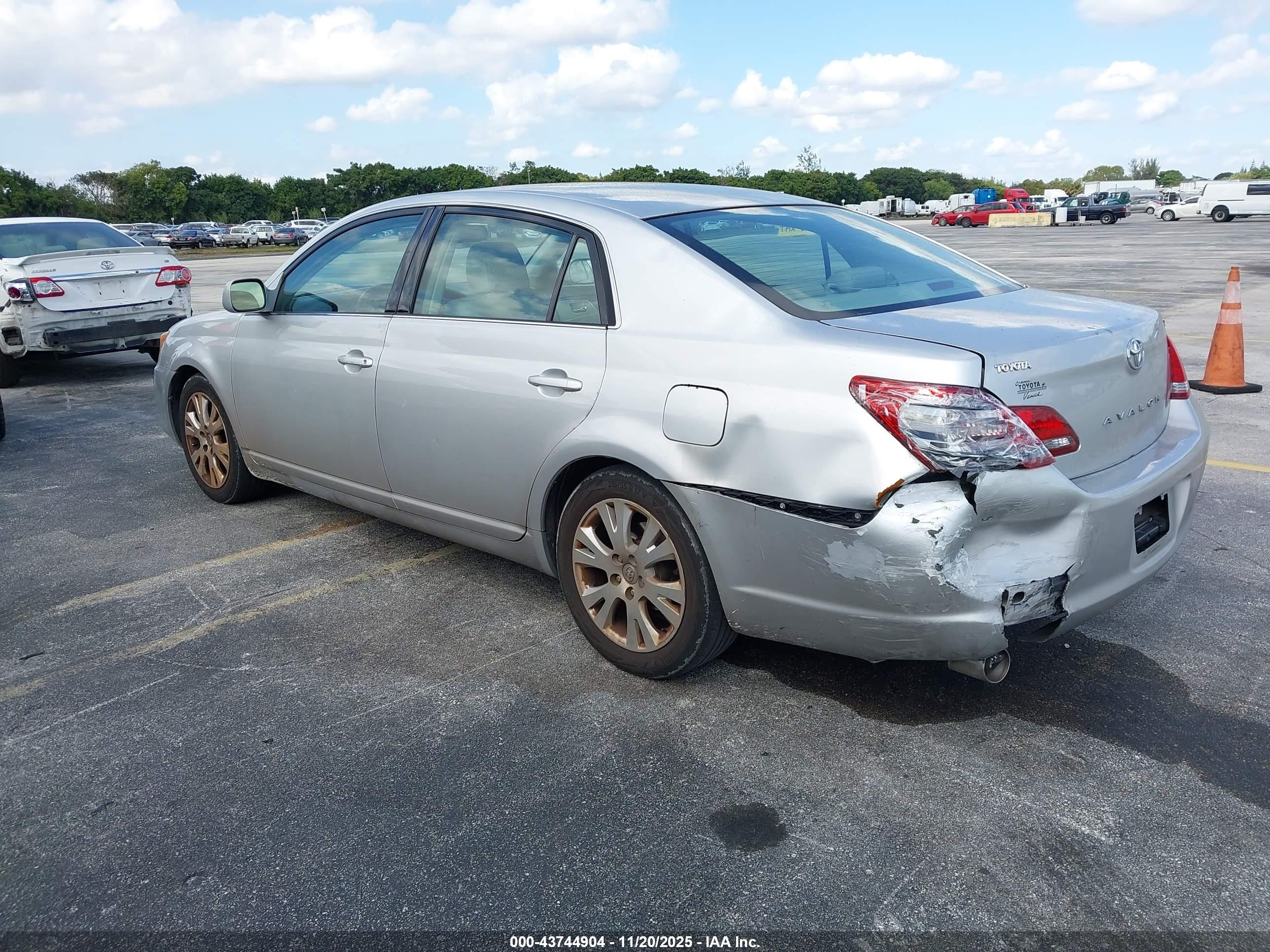 TOYOTA AVALON image 6