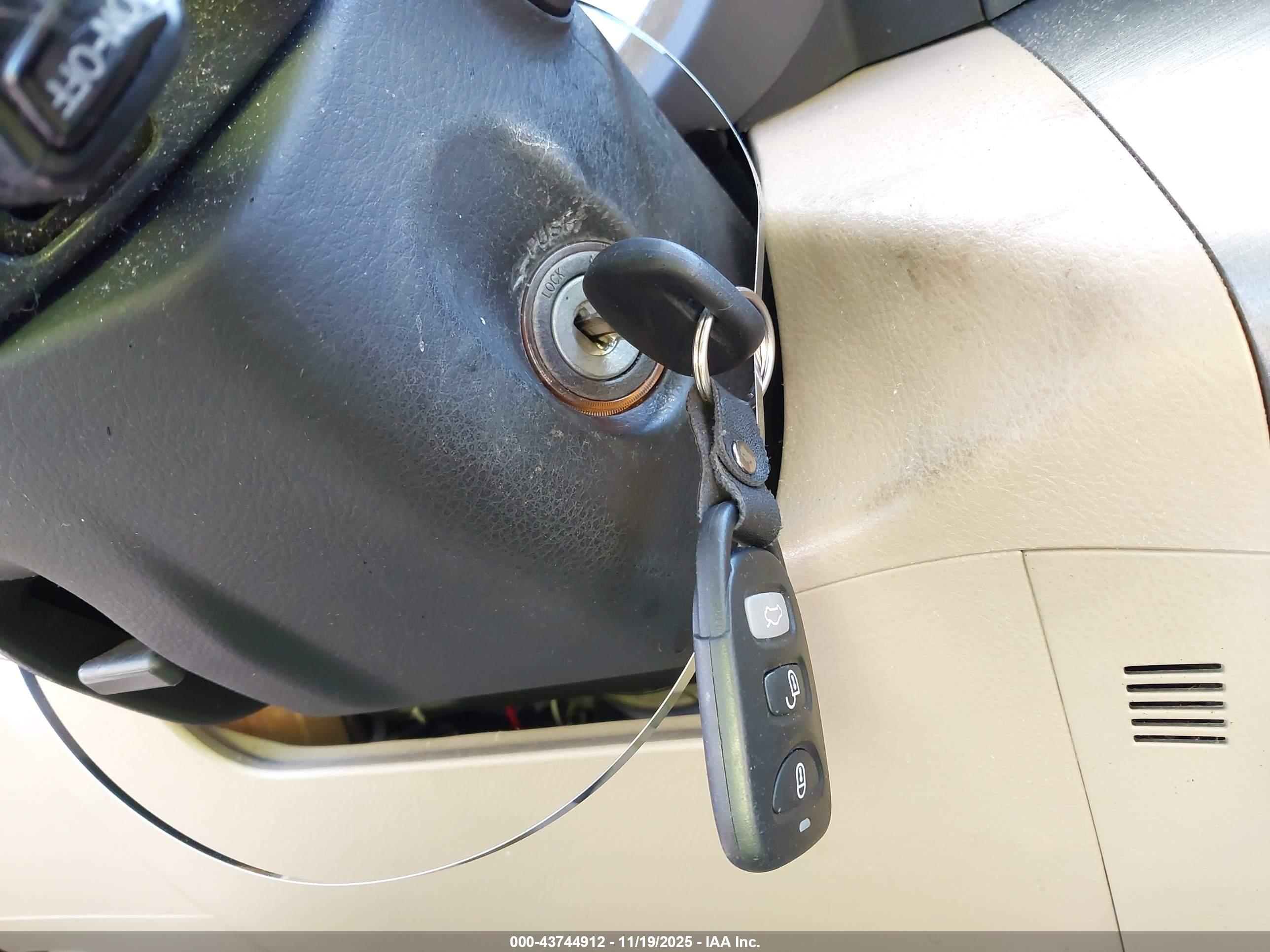 TOYOTA RAV4 image 11