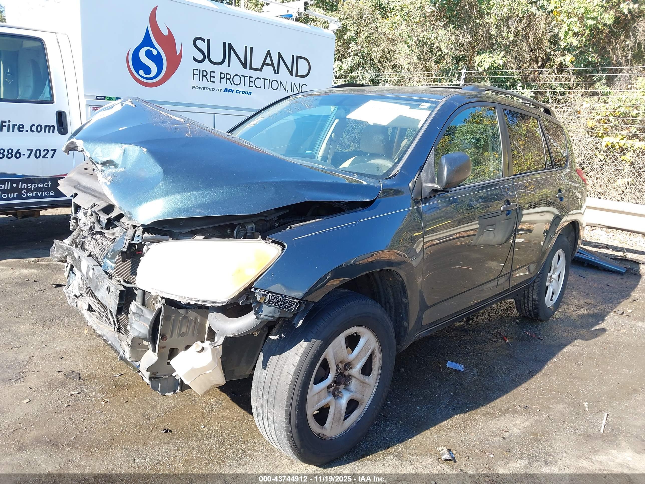 TOYOTA RAV4 image 2