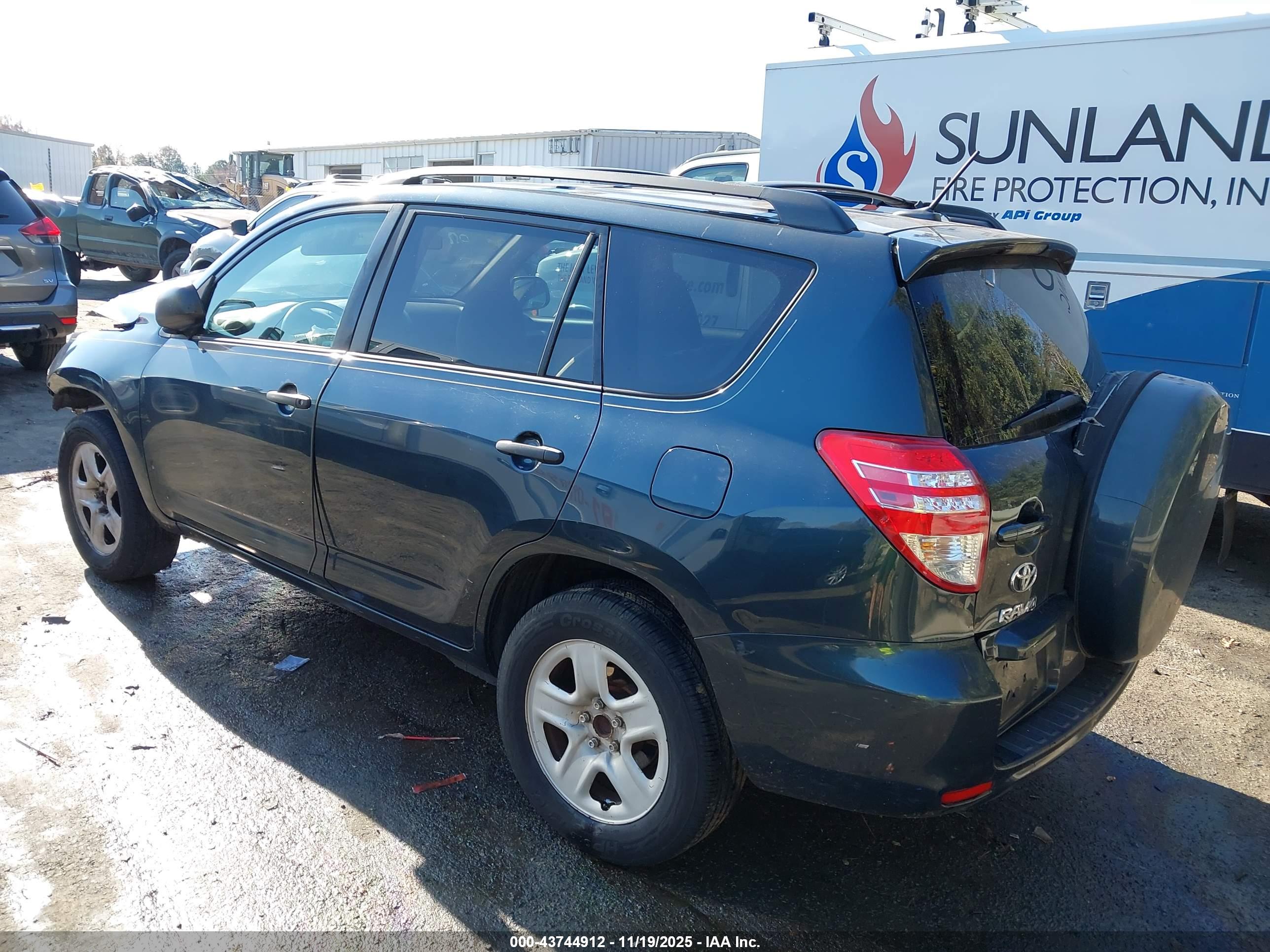 TOYOTA RAV4 image 3