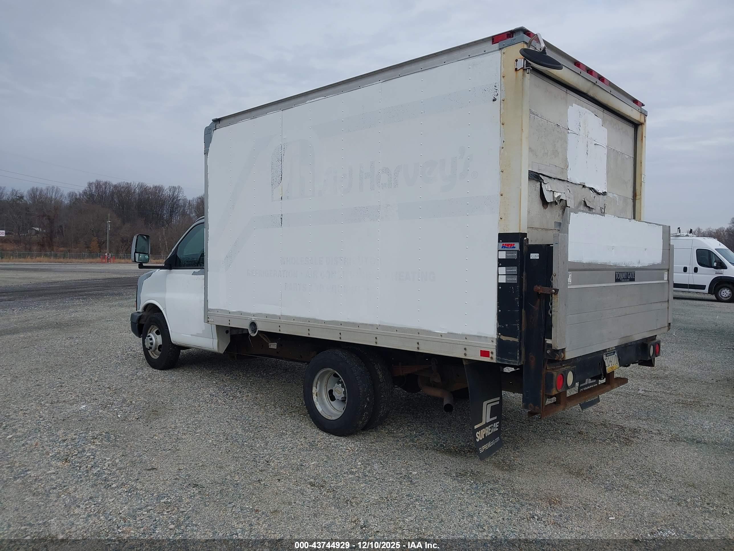 CHEVROLET EXPRESS image 3