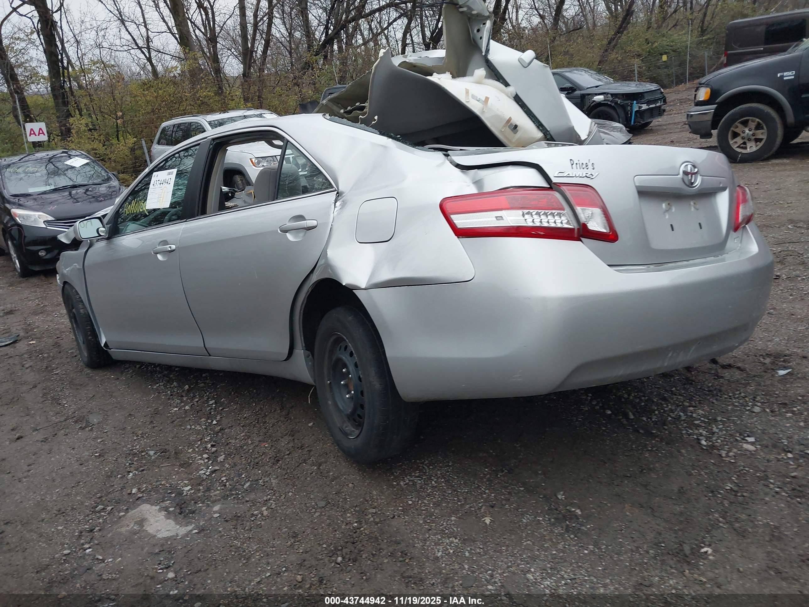 TOYOTA CAMRY image 3
