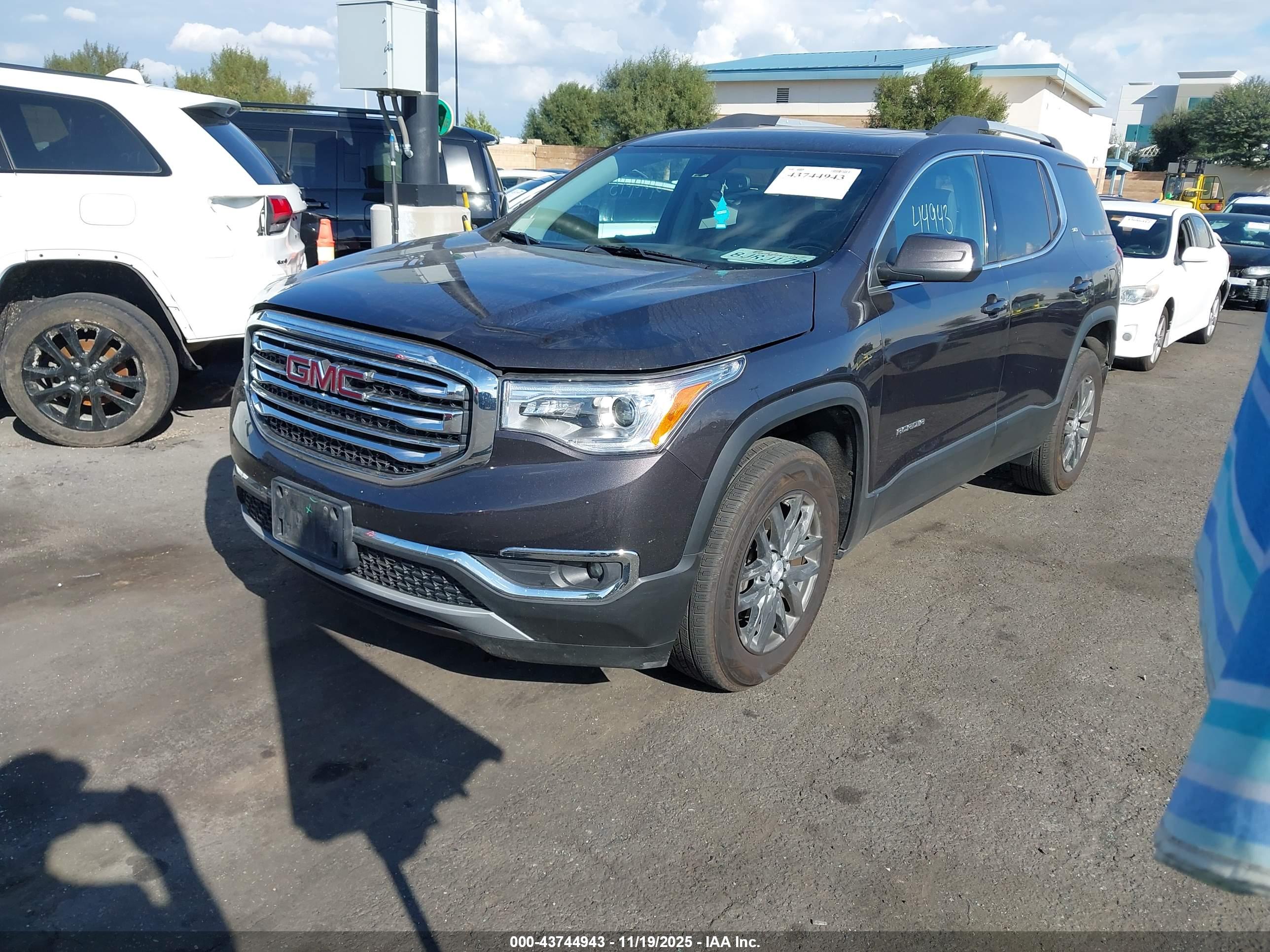 GMC ACADIA image 2