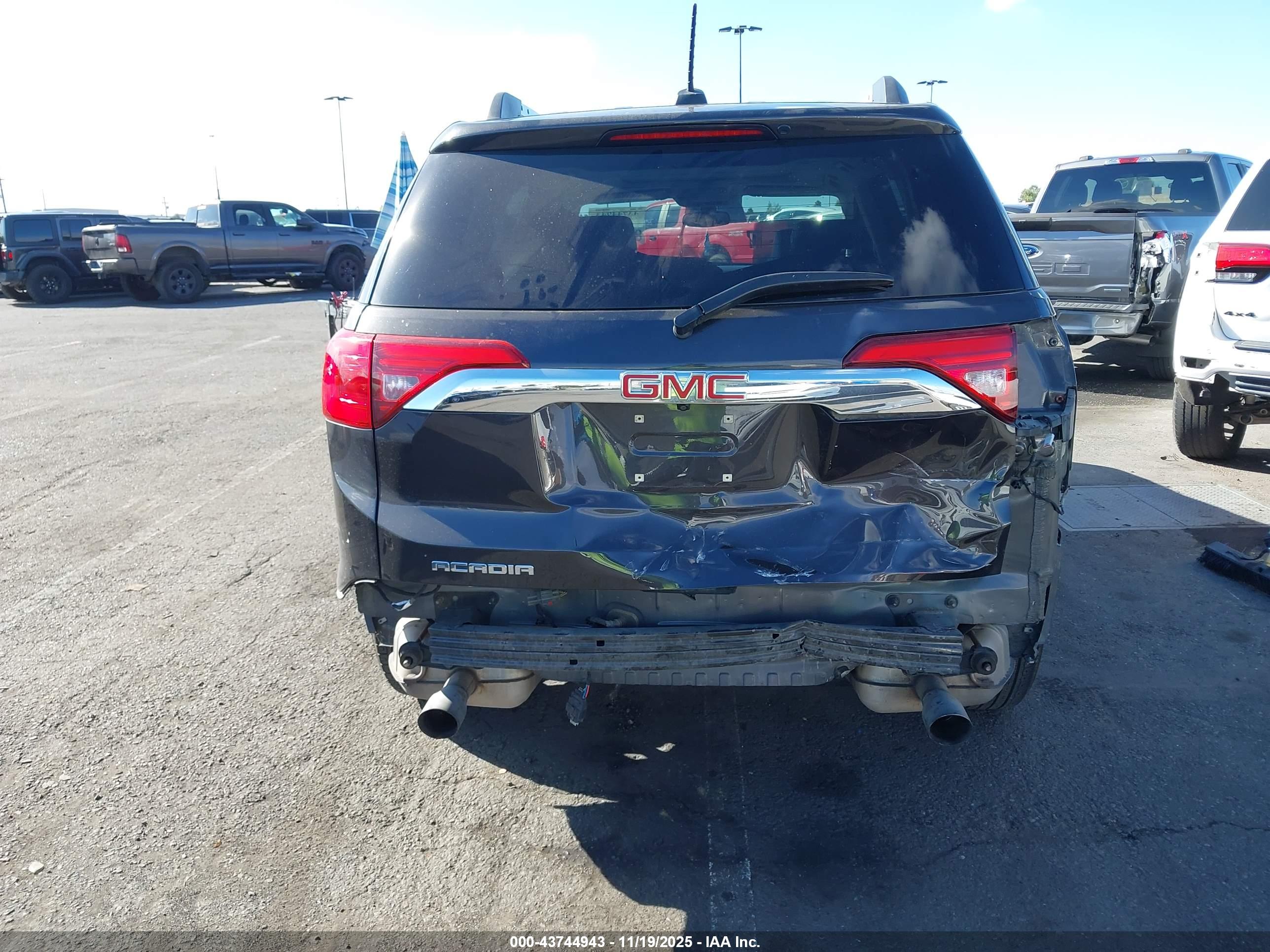 GMC ACADIA image 6