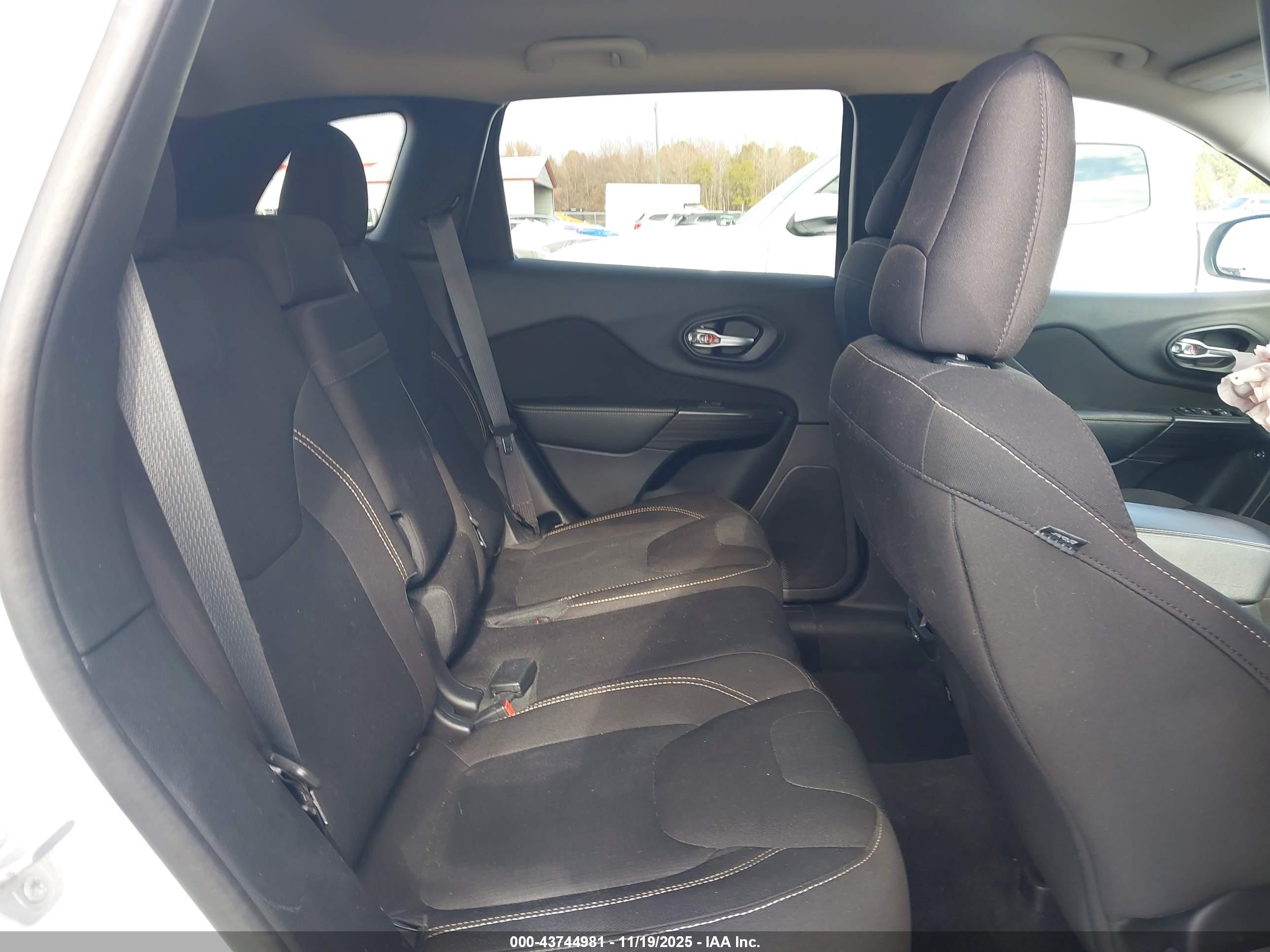 JEEP CHEROKEE image 8