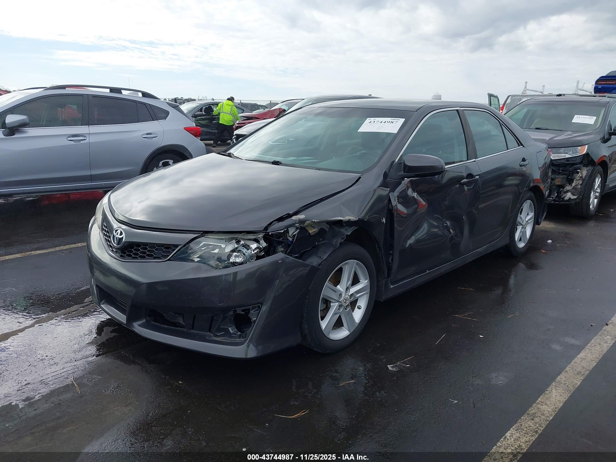 TOYOTA CAMRY image 2