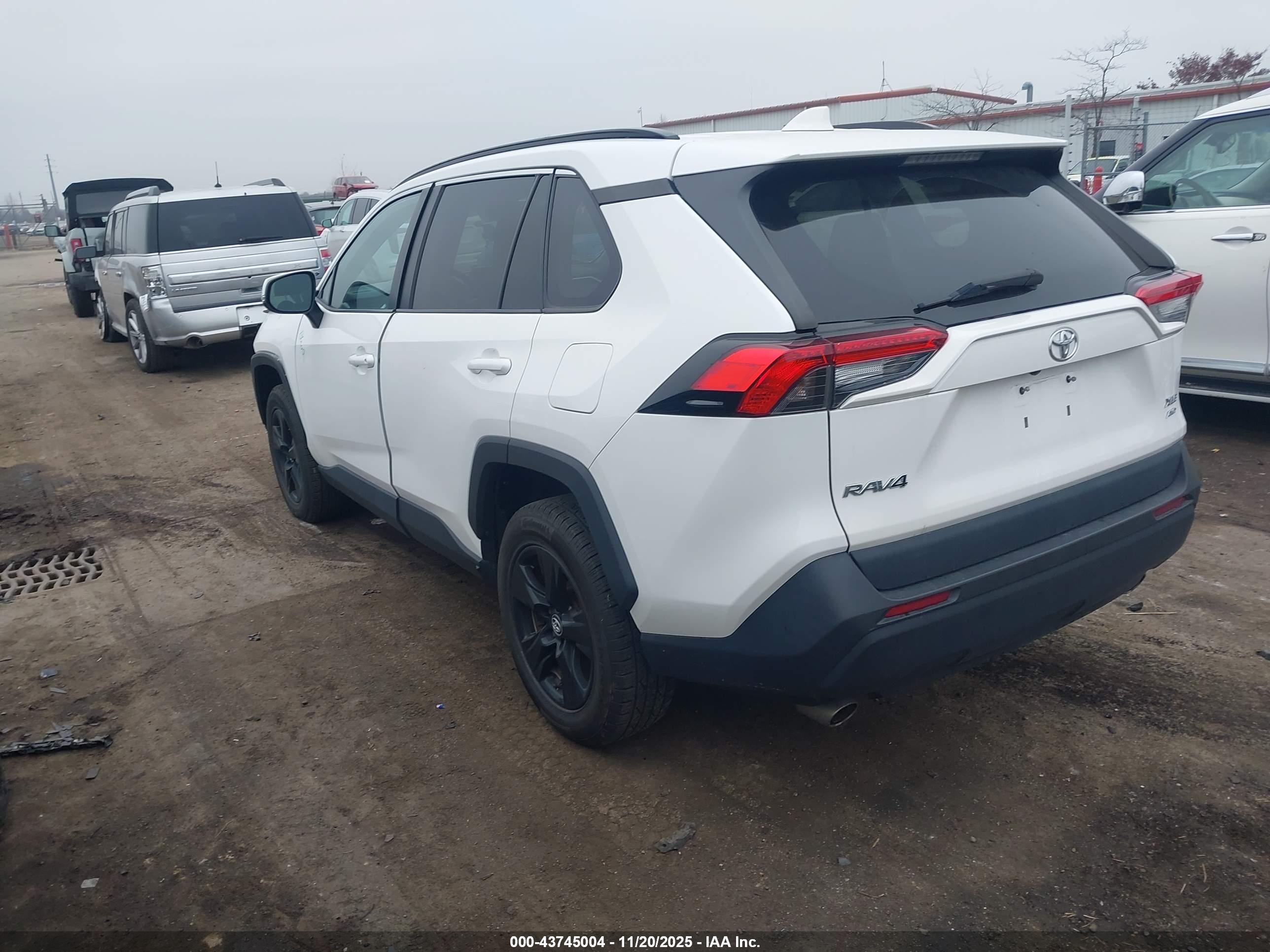 TOYOTA RAV4 image 3