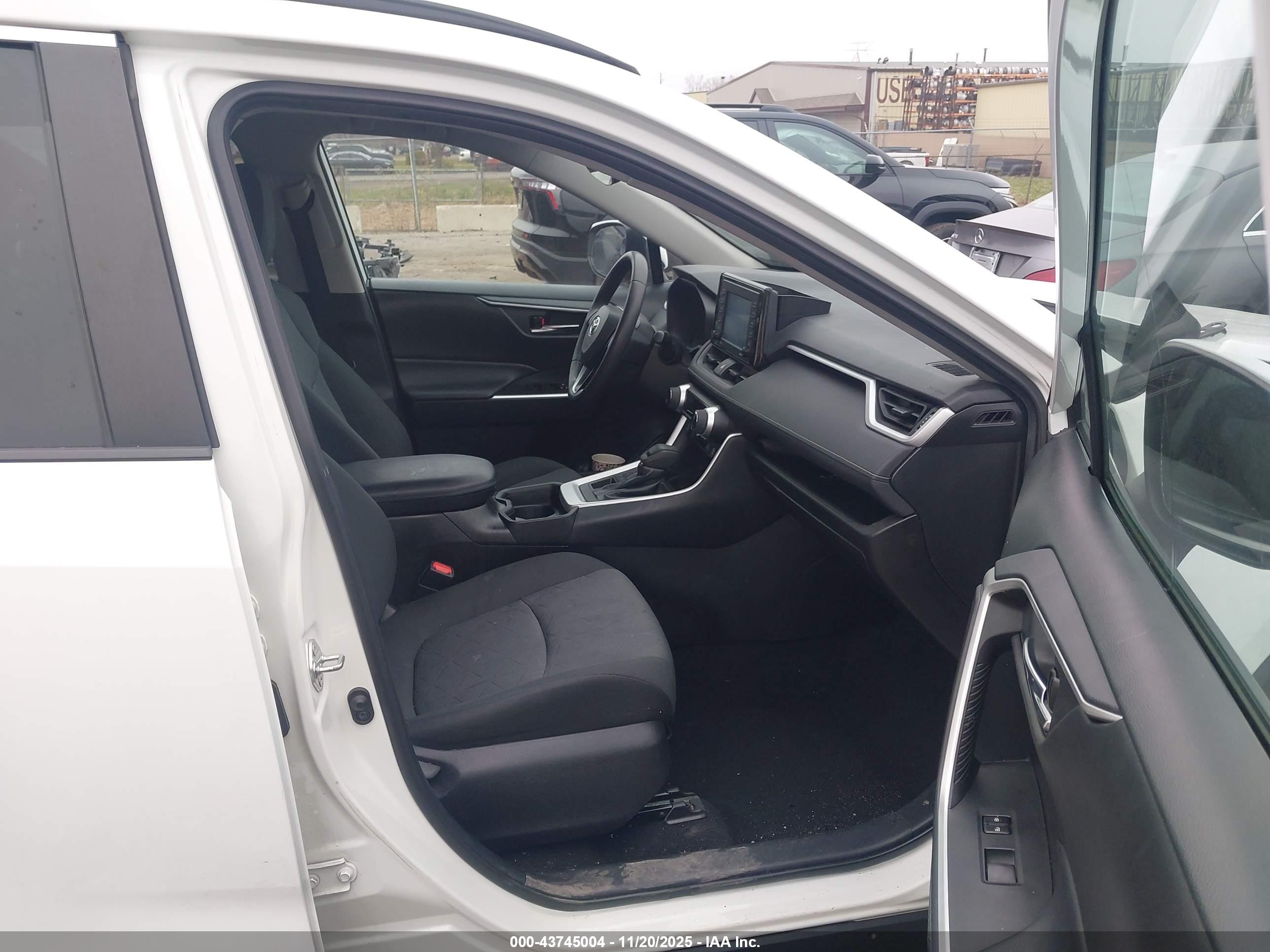 TOYOTA RAV4 image 5
