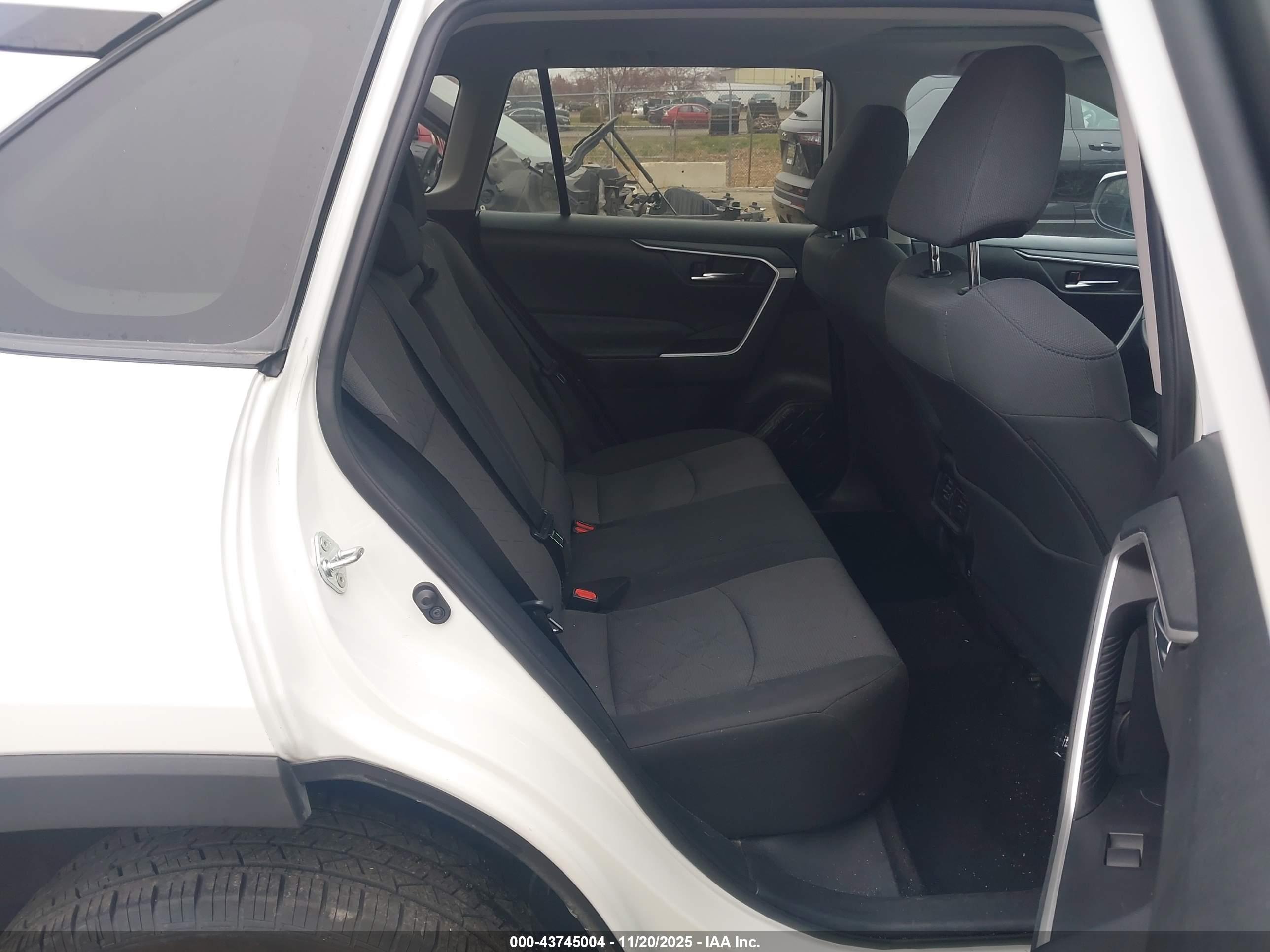 TOYOTA RAV4 image 8