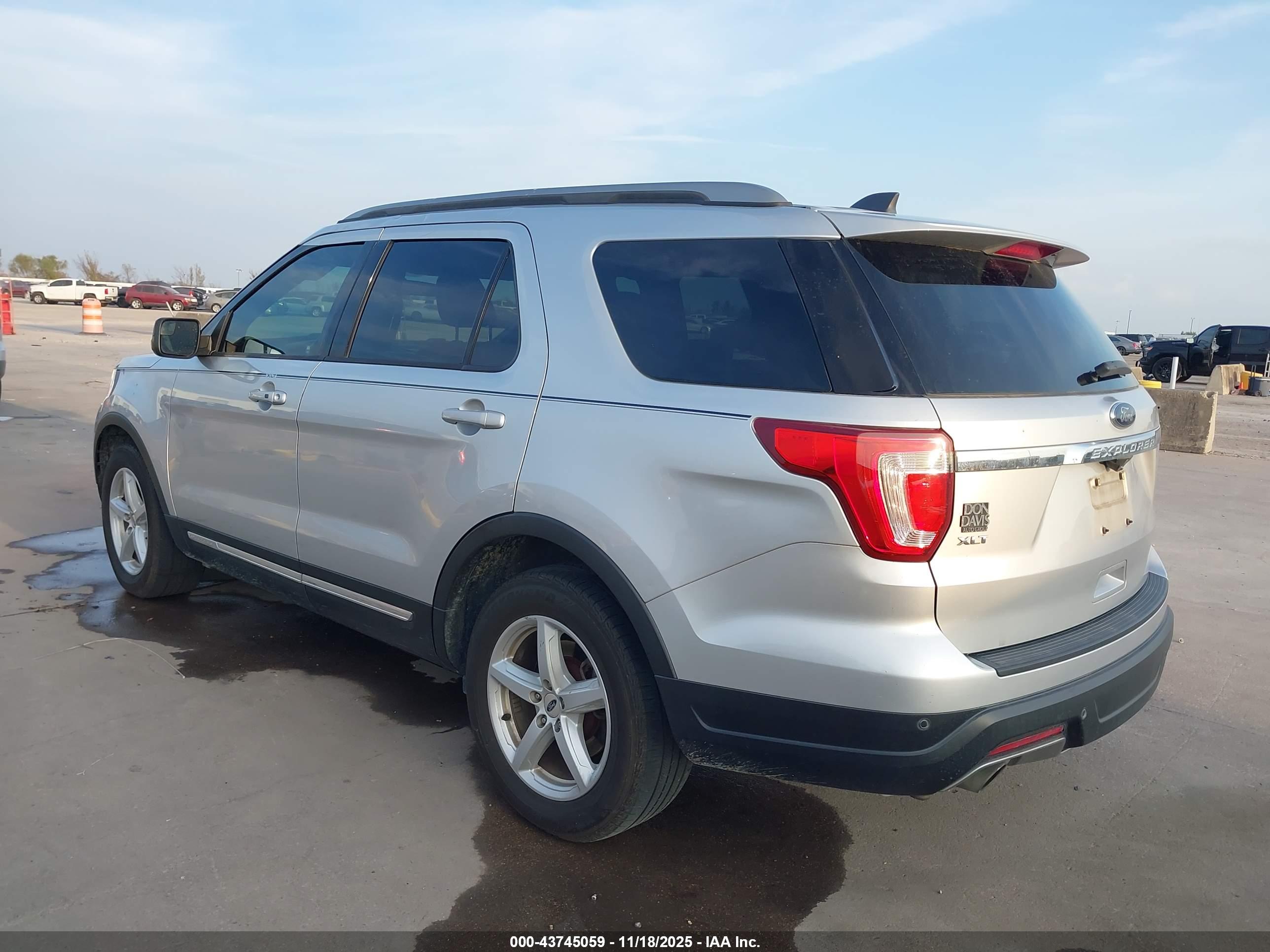 FORD EXPLORER image 3