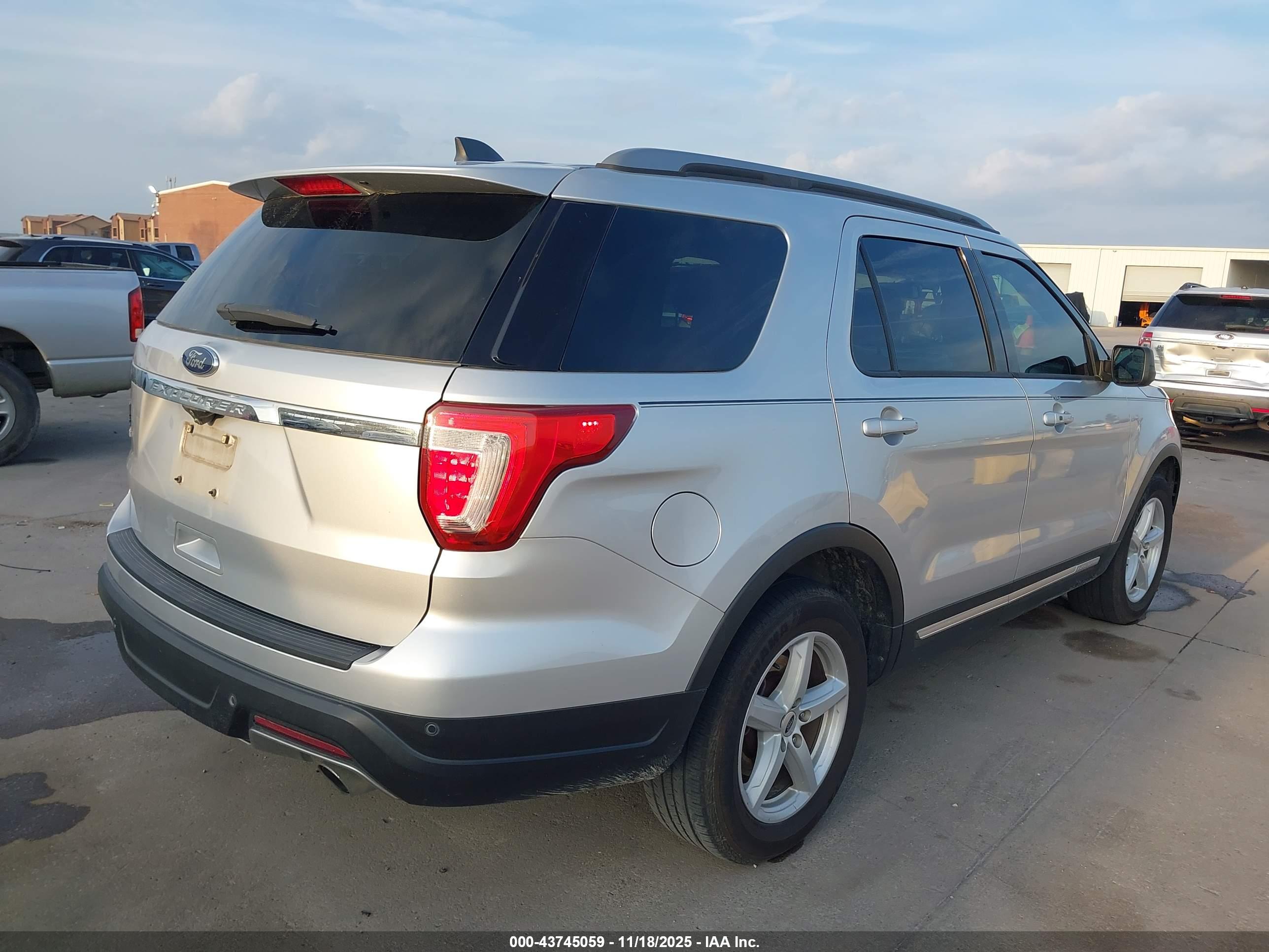 FORD EXPLORER image 4