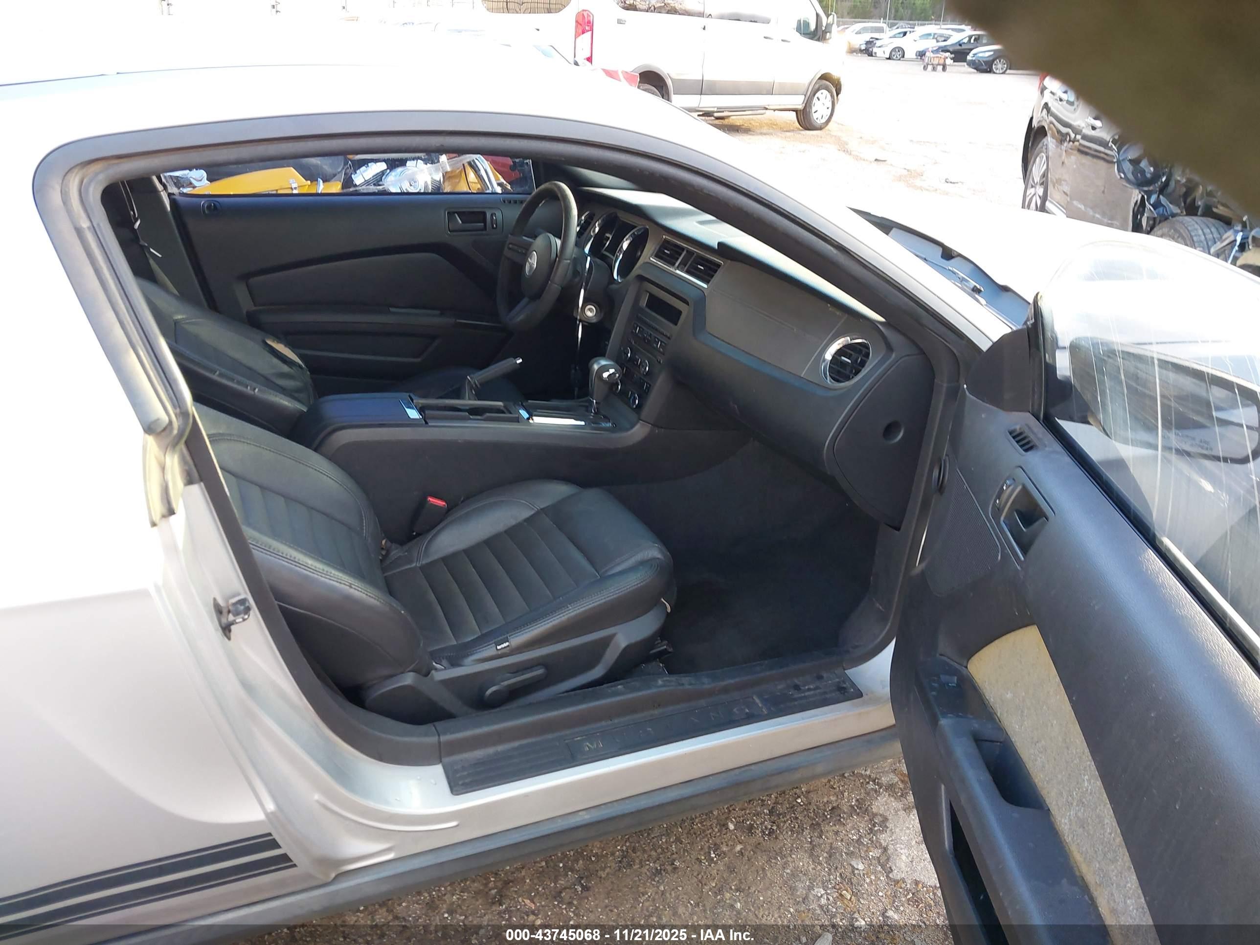FORD MUSTANG image 5