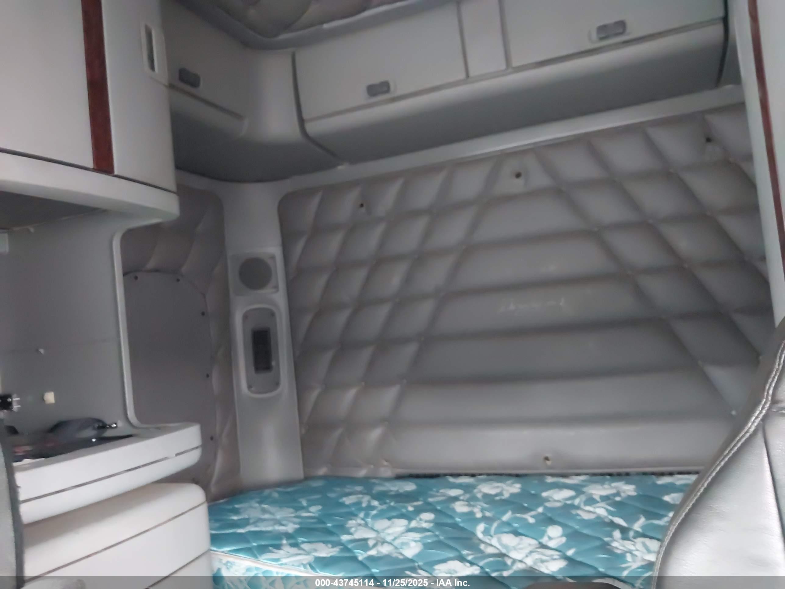 FREIGHTLINER CONVENTIONAL image 7
