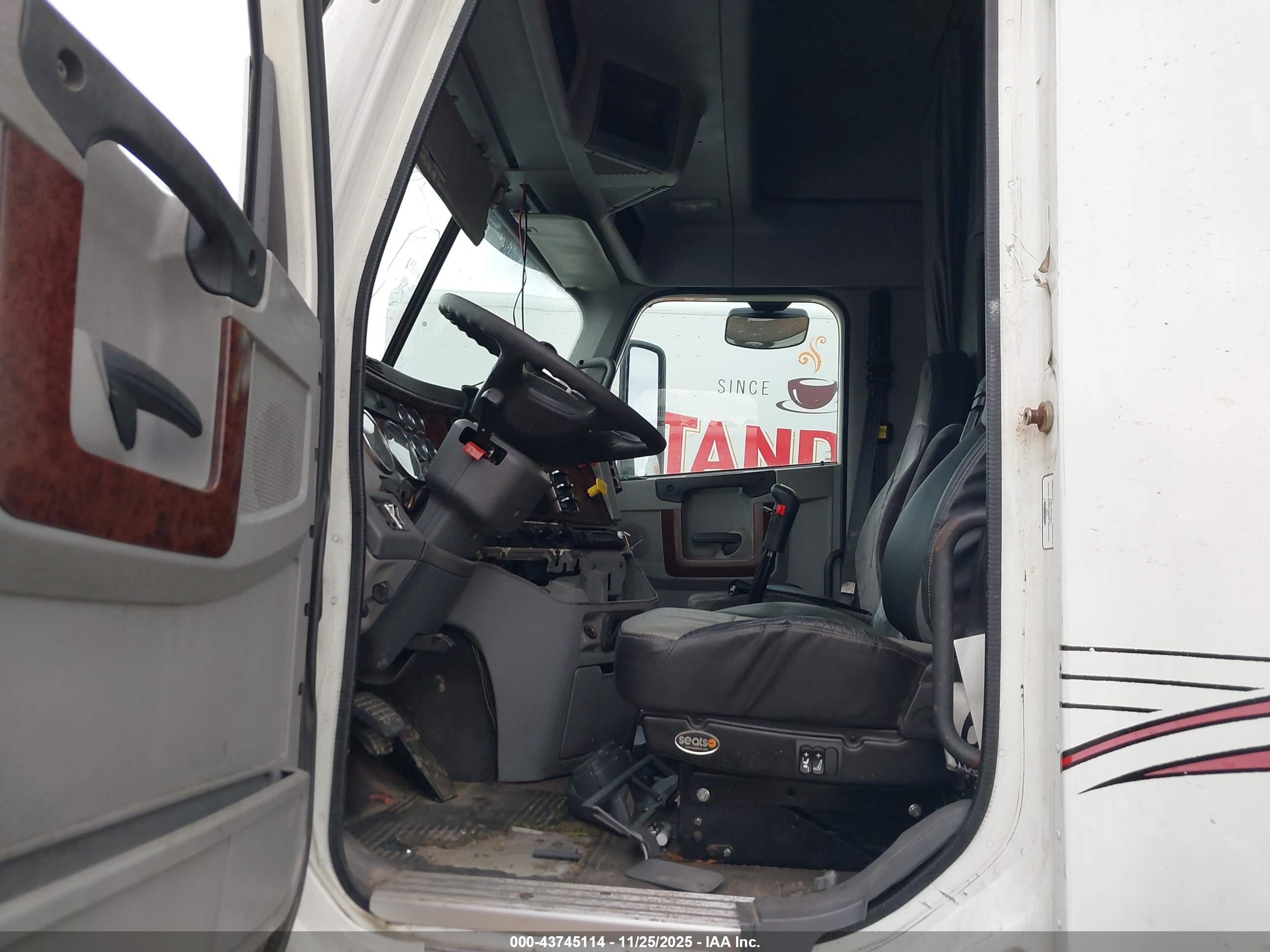 FREIGHTLINER CONVENTIONAL image 8