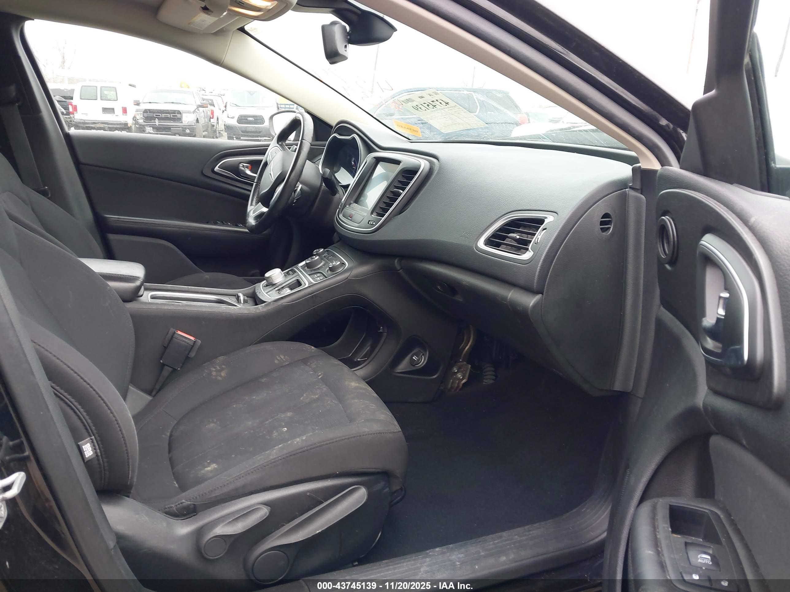 CHRYSLER 200 image 5