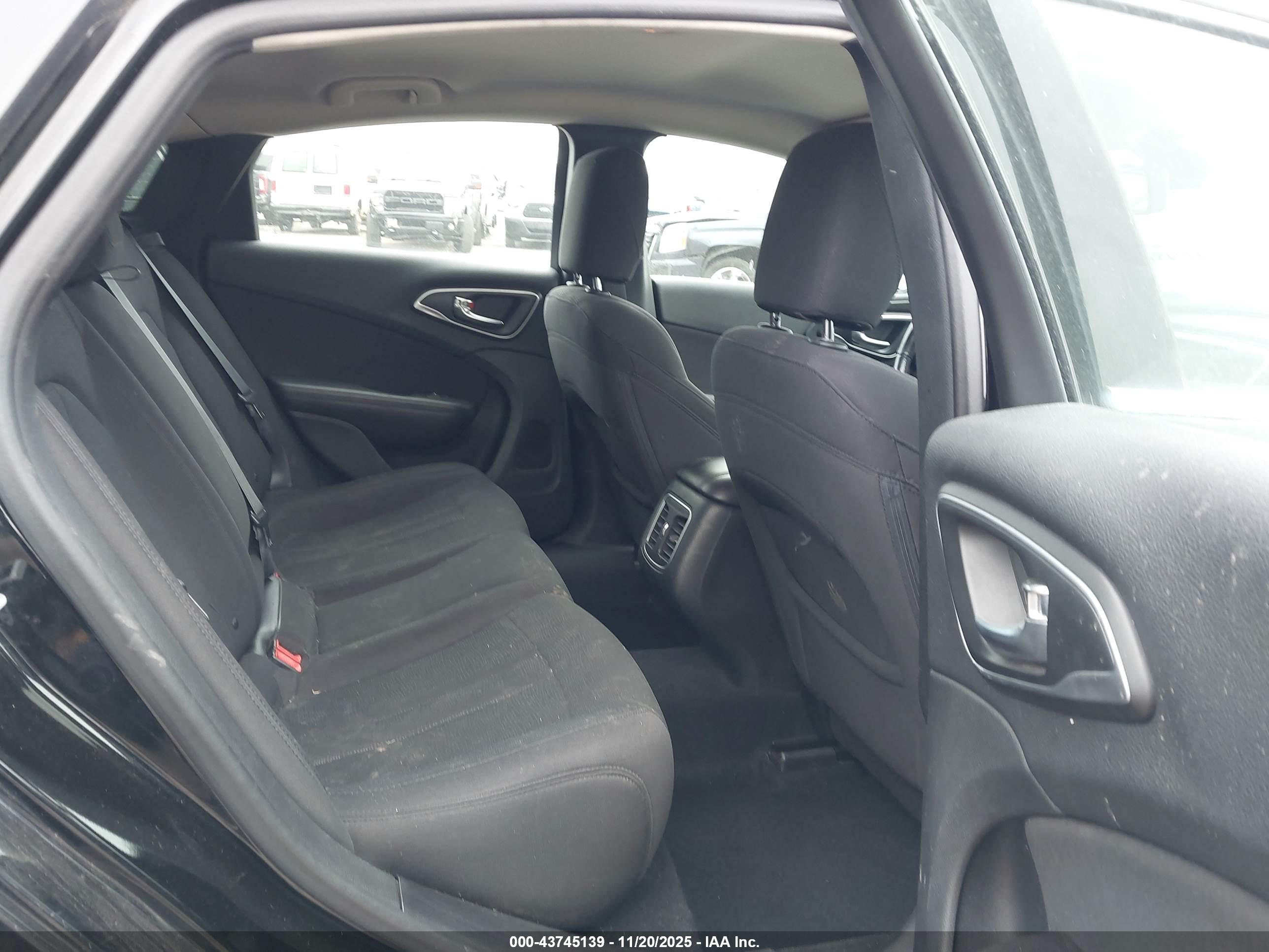 CHRYSLER 200 image 8