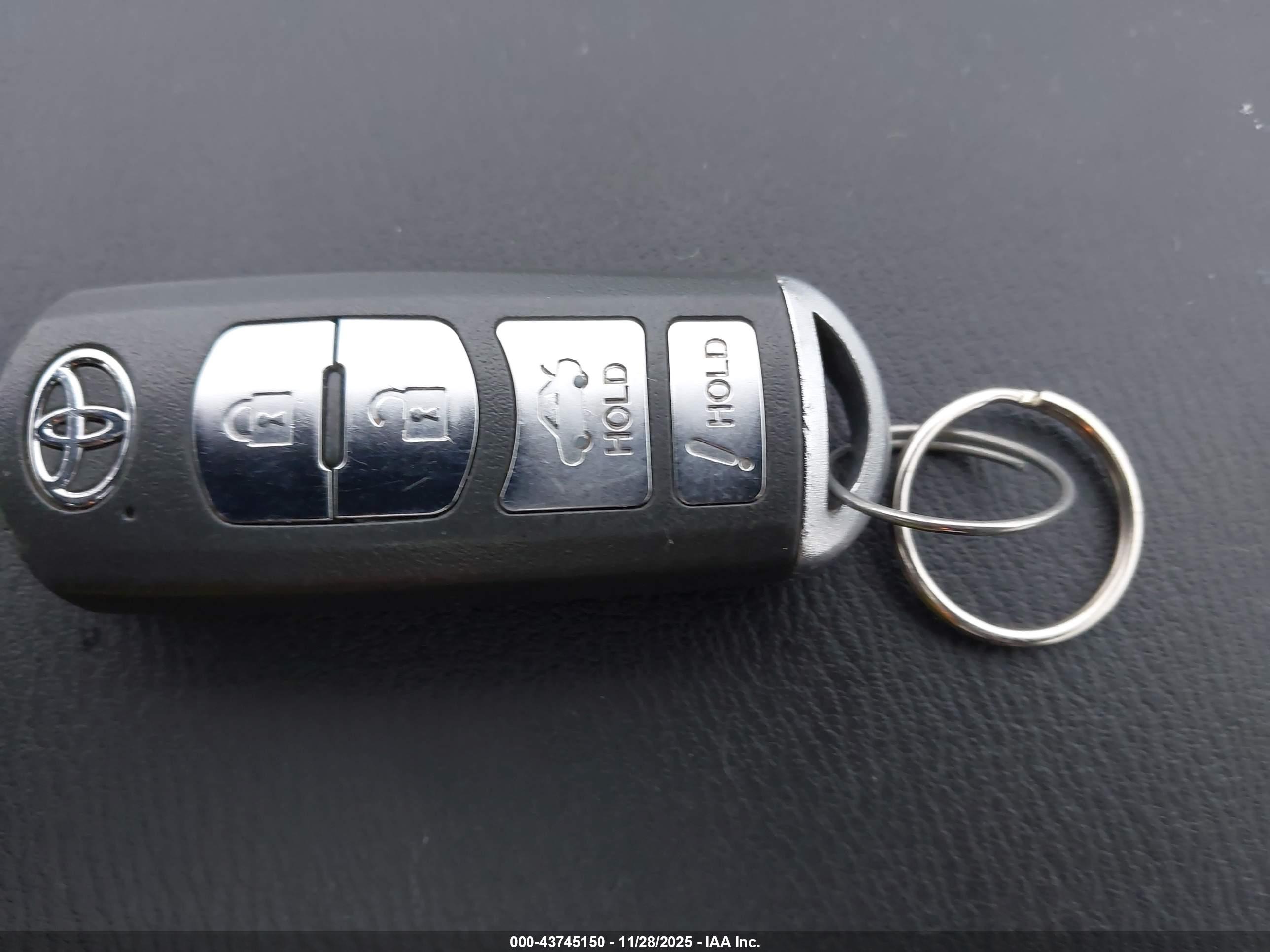 TOYOTA YARIS image 11
