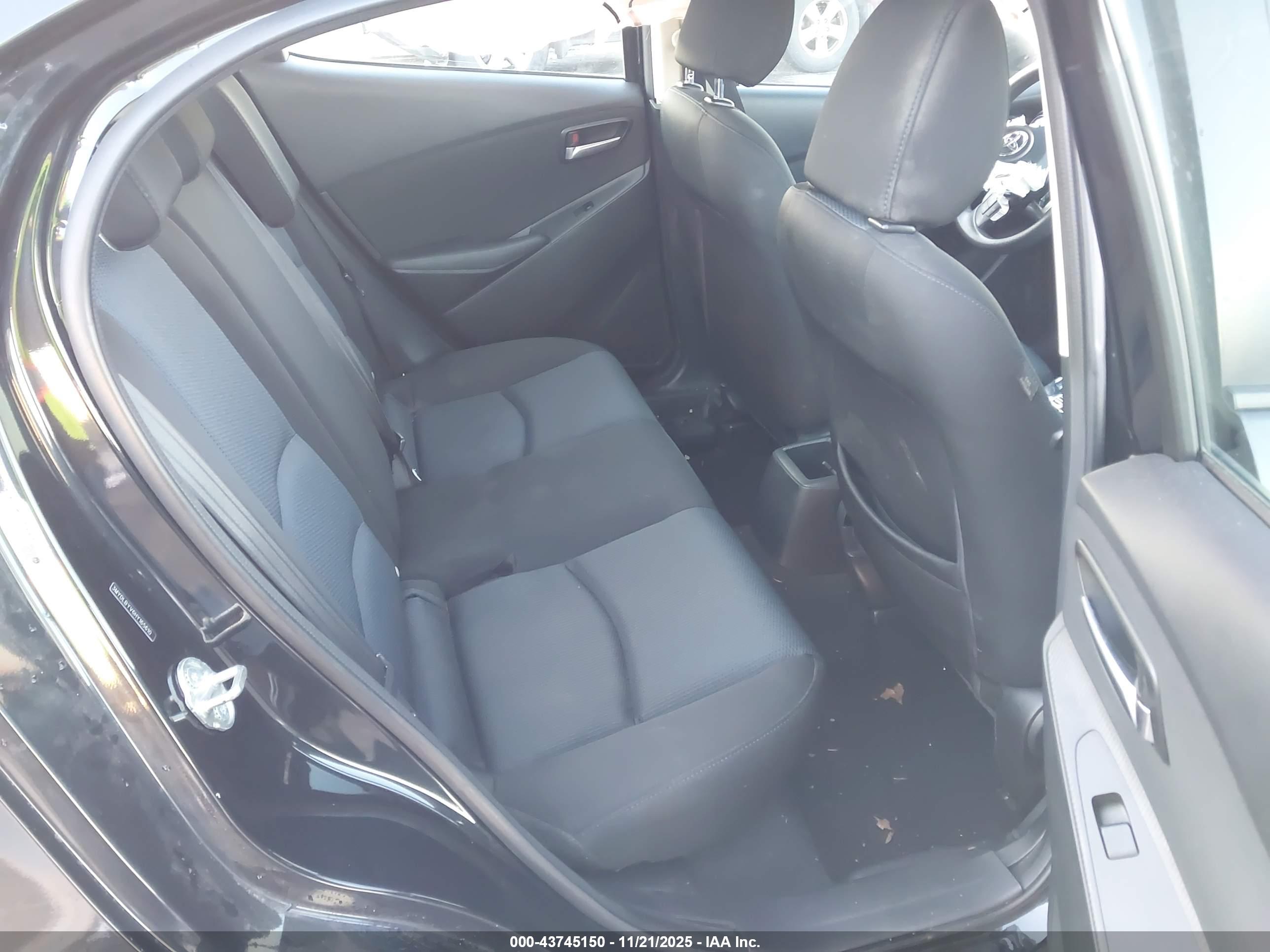 TOYOTA YARIS image 8