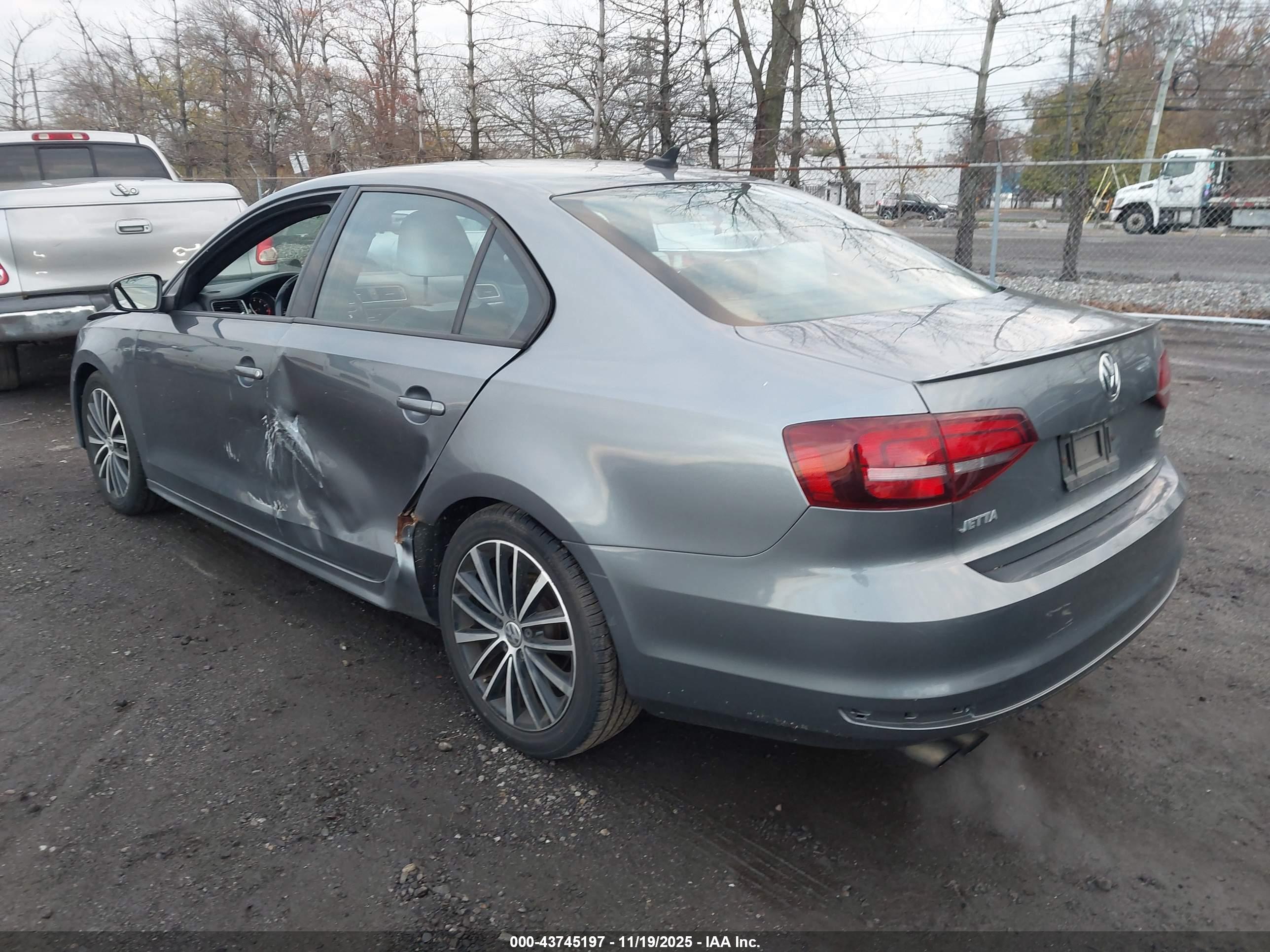 VOLKSWAGEN JETTA image 3