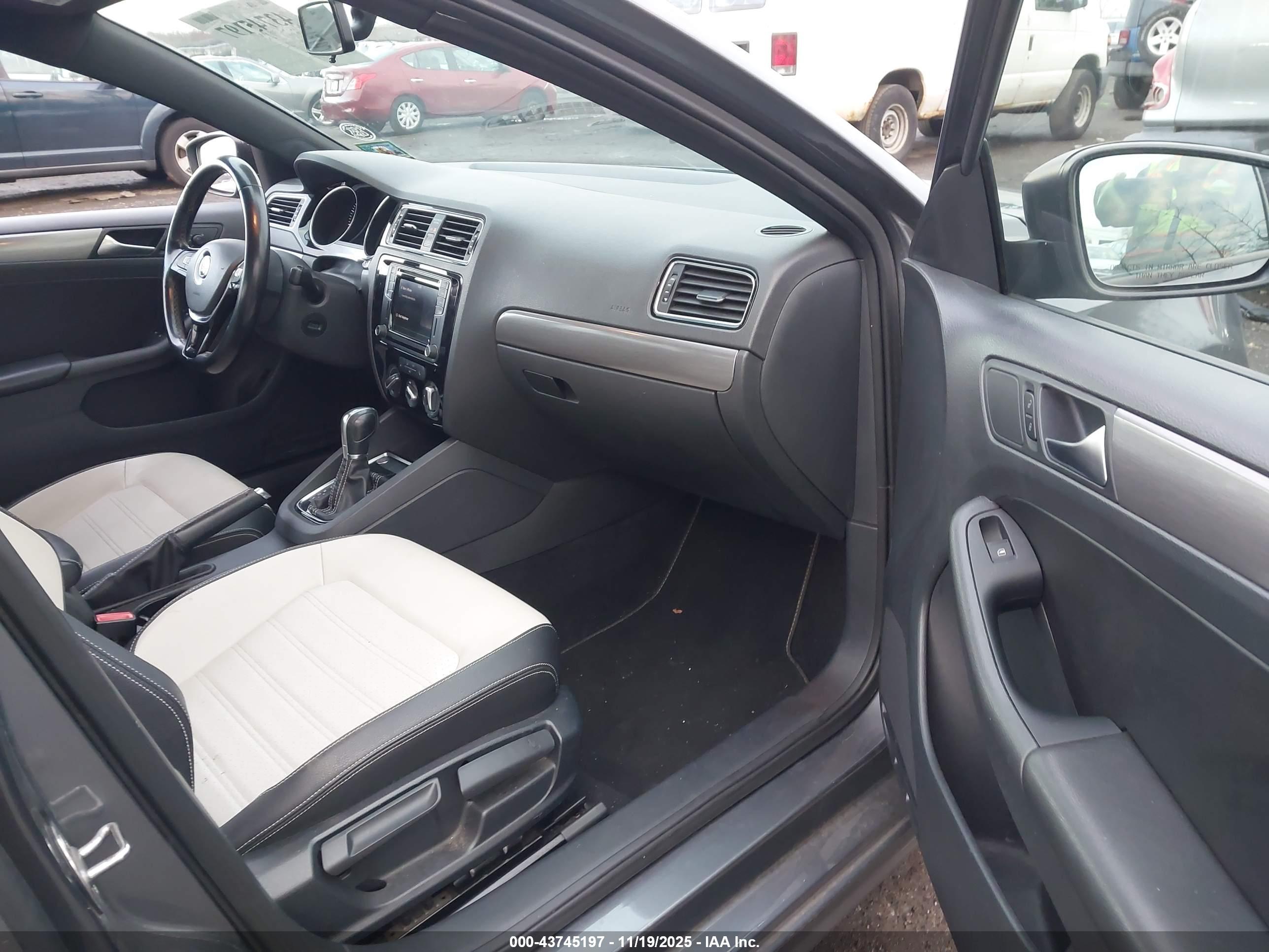 VOLKSWAGEN JETTA image 5