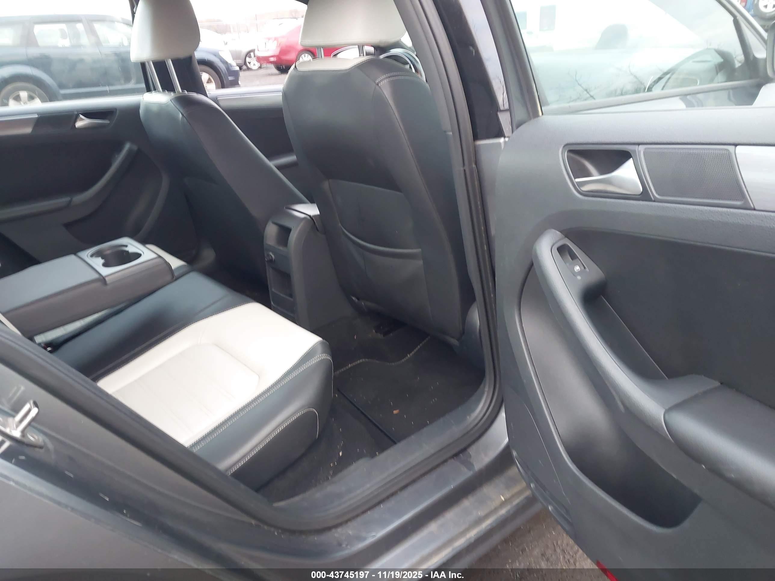 VOLKSWAGEN JETTA image 8