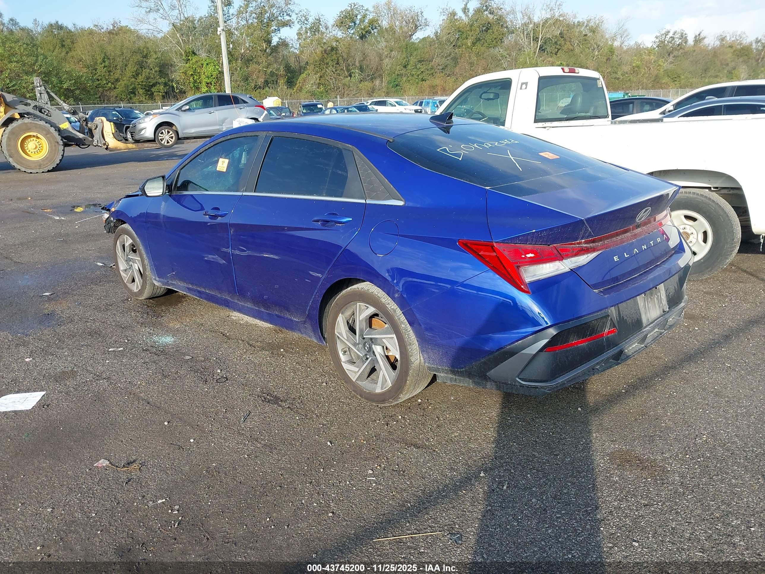 HYUNDAI ELANTRA image 3