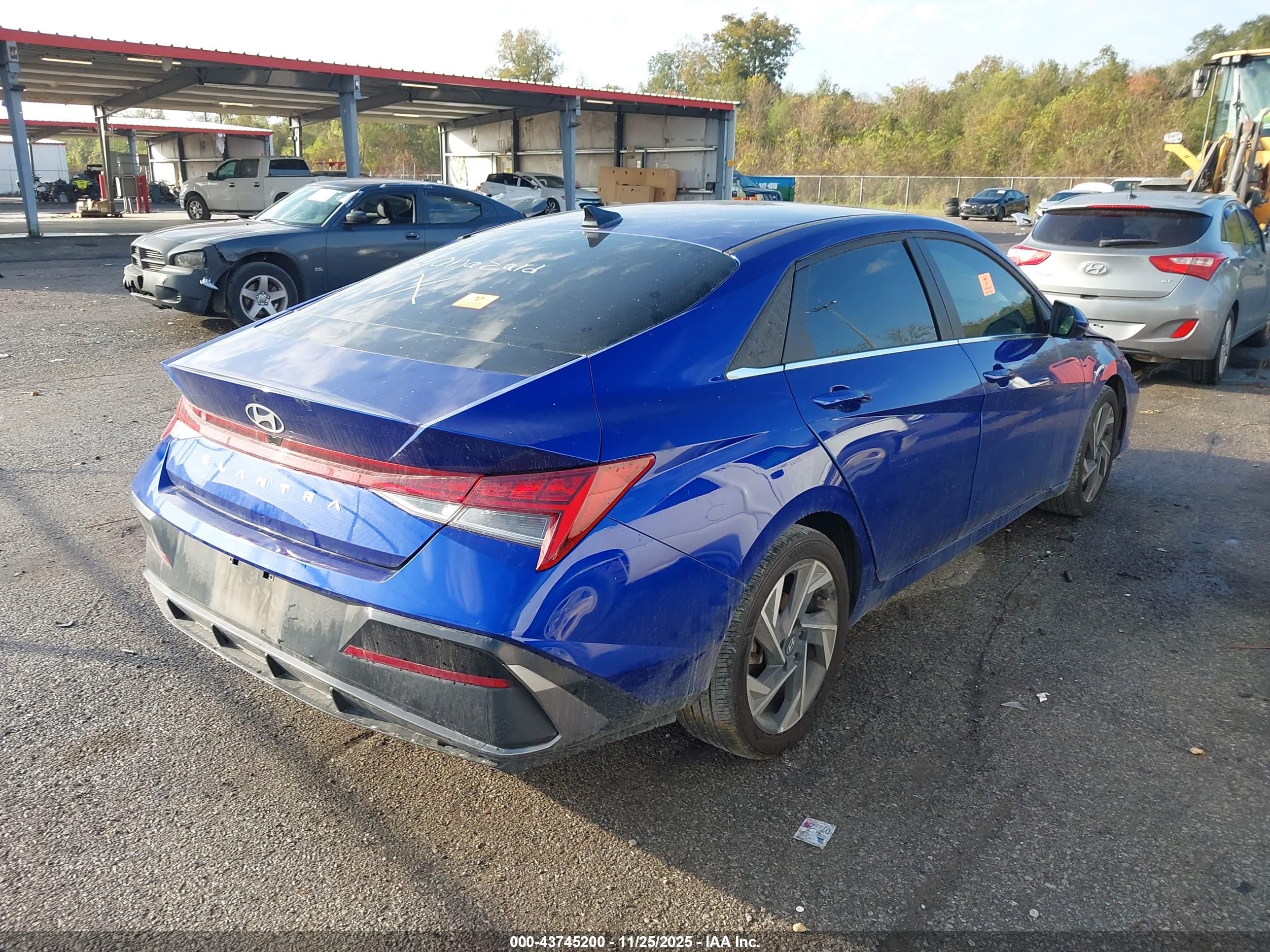HYUNDAI ELANTRA image 4