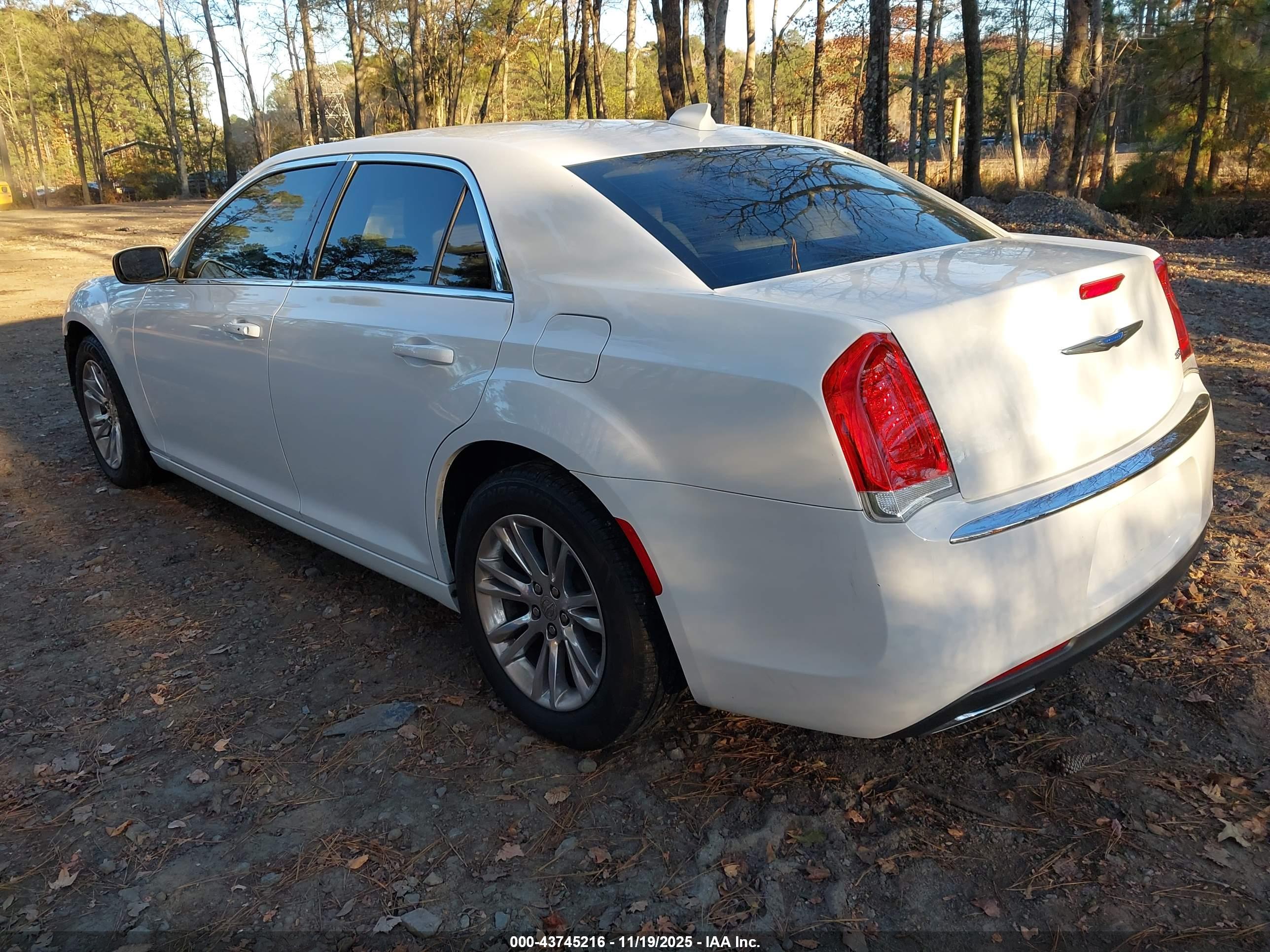 CHRYSLER 300 image 3