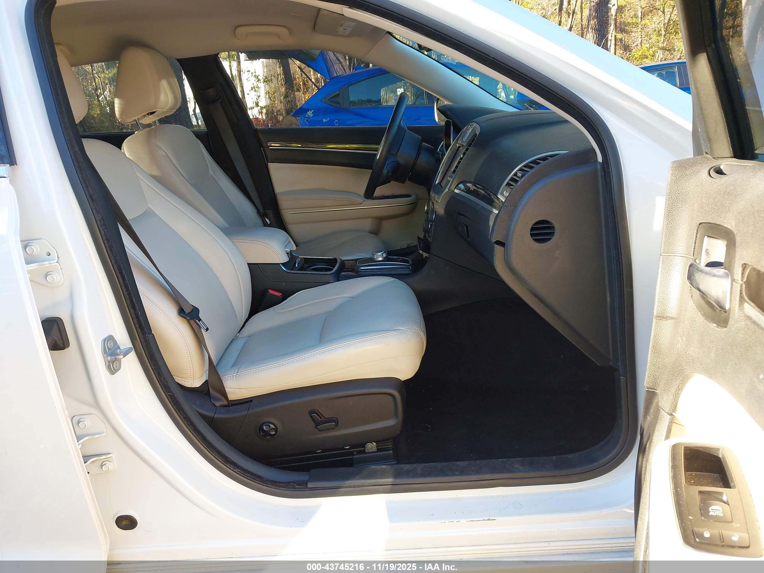 CHRYSLER 300 image 5