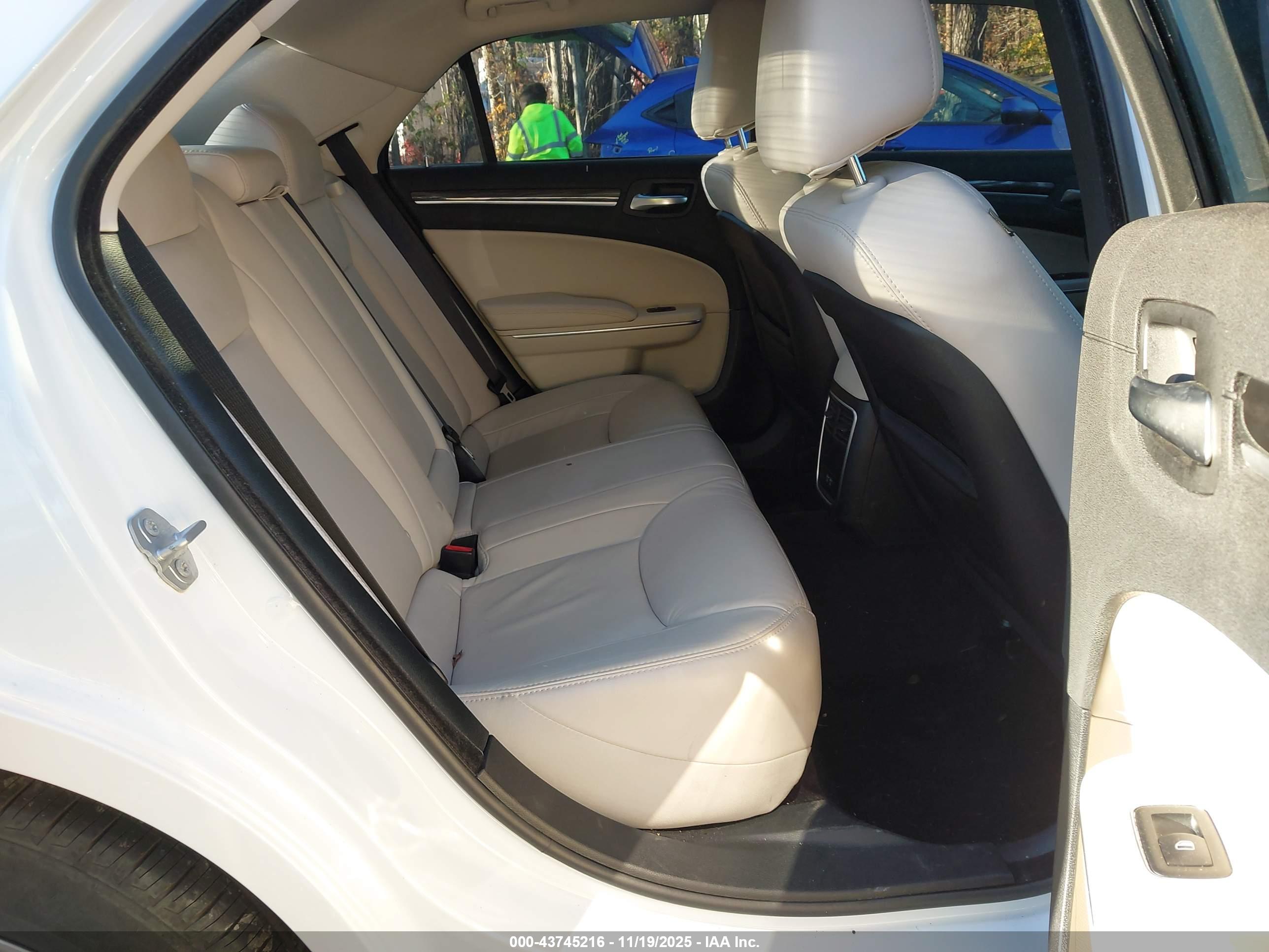 CHRYSLER 300 image 8