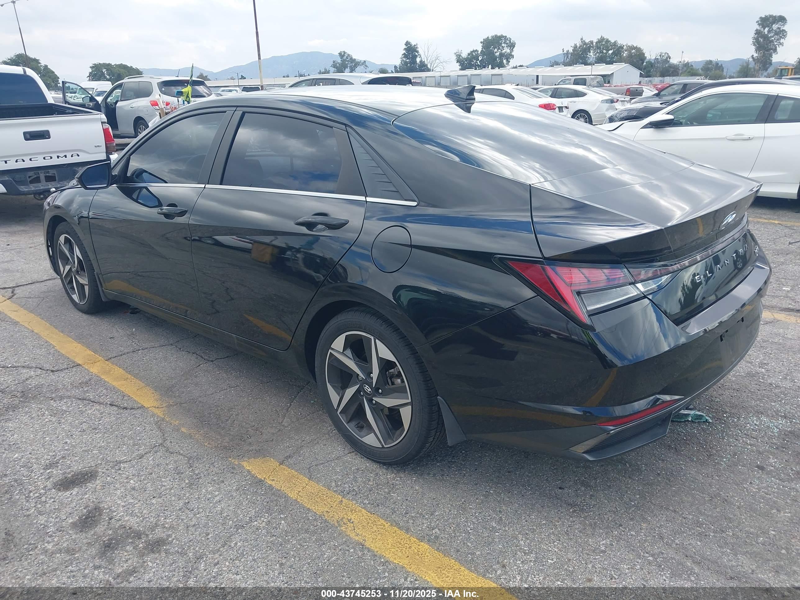 HYUNDAI ELANTRA image 3