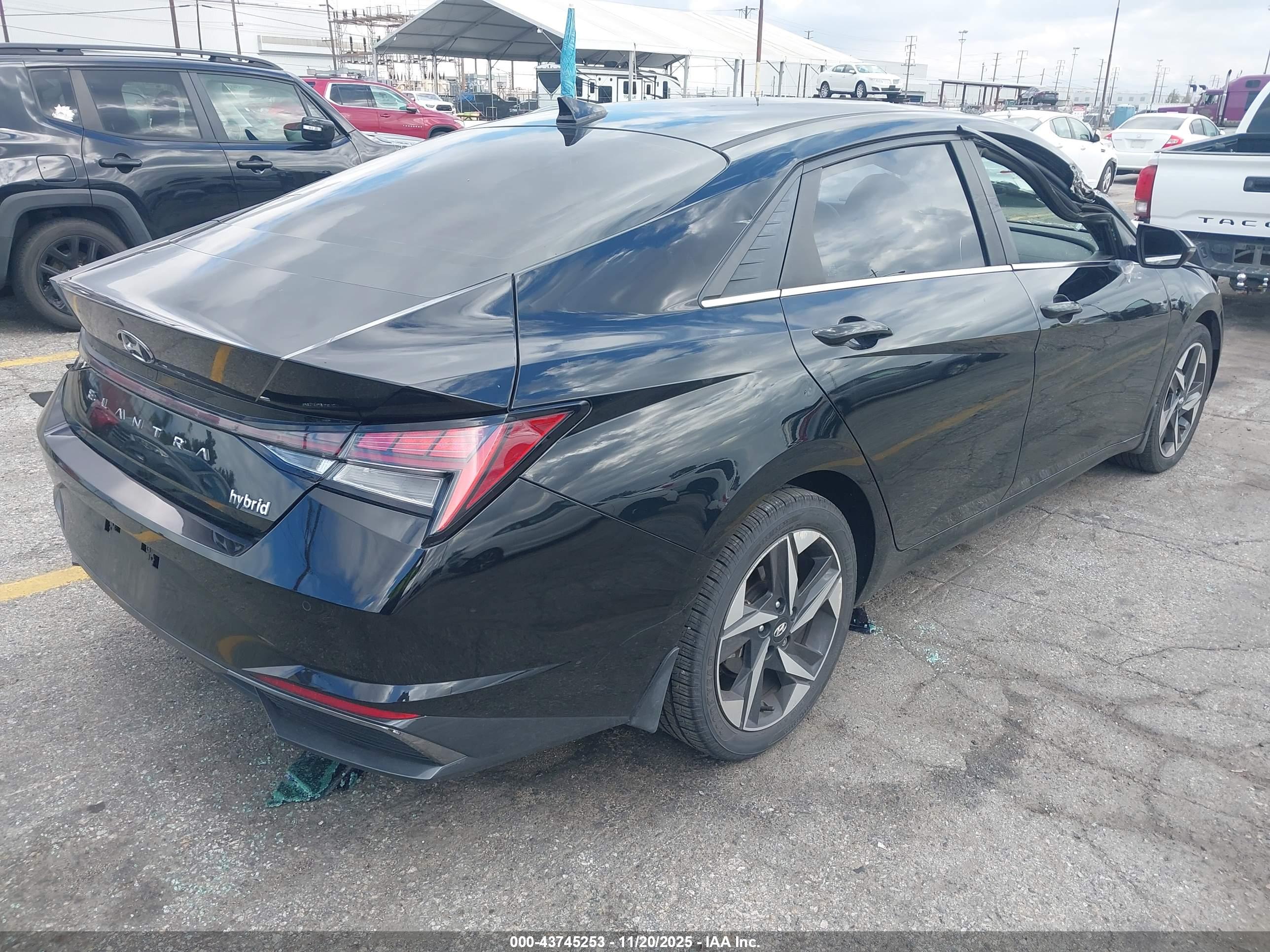 HYUNDAI ELANTRA image 4