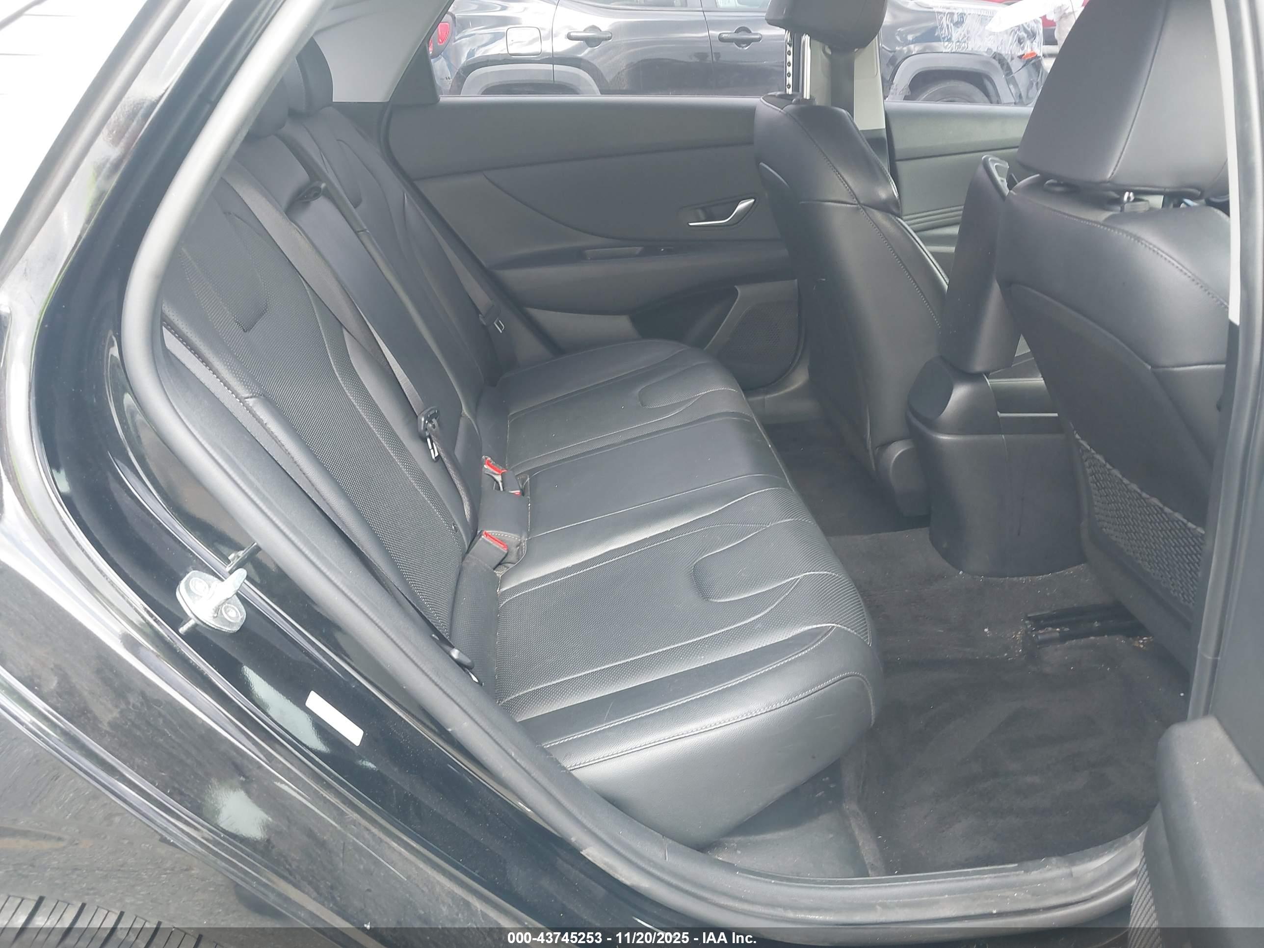 HYUNDAI ELANTRA image 8