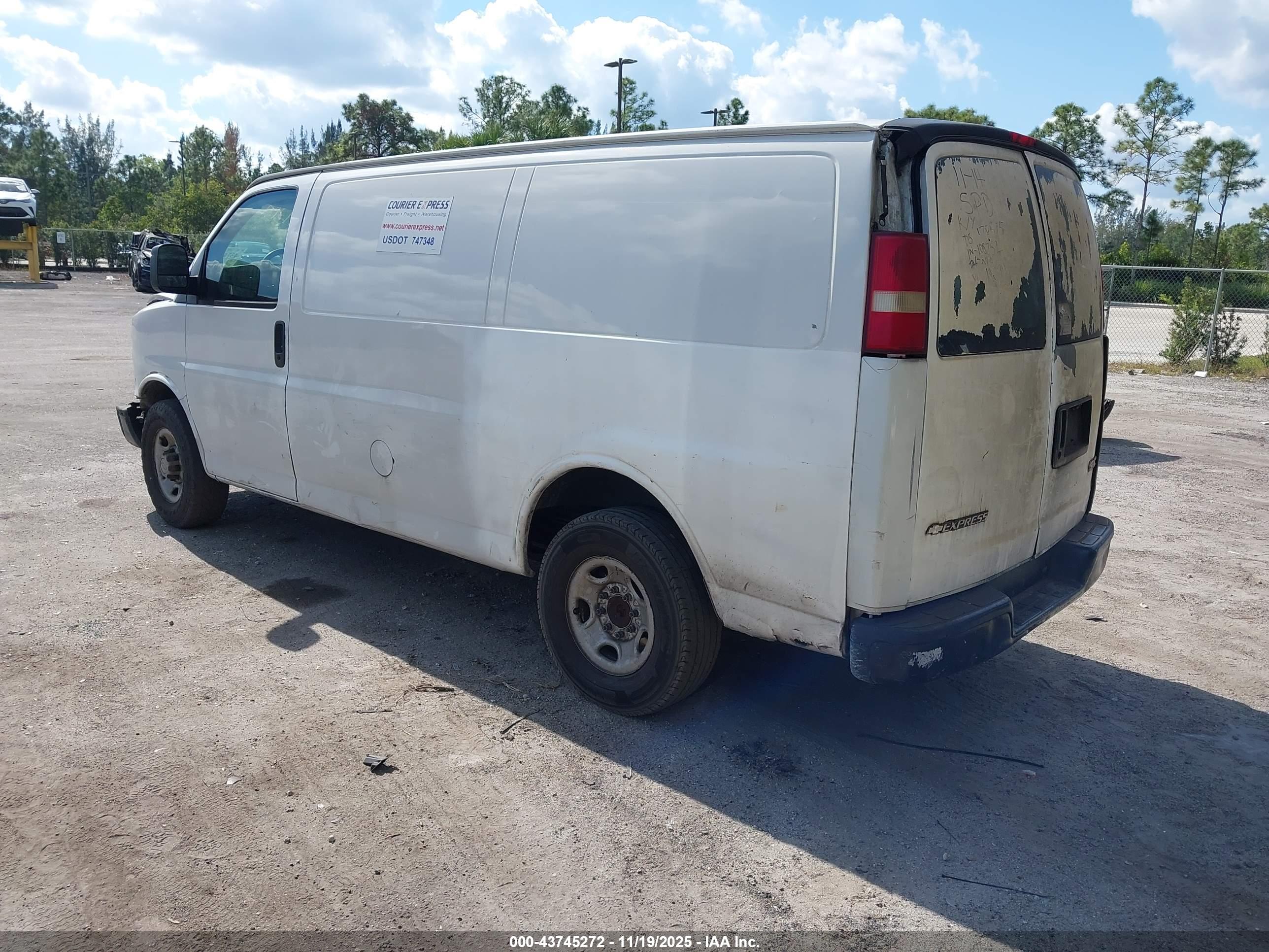 CHEVROLET EXPRESS image 3