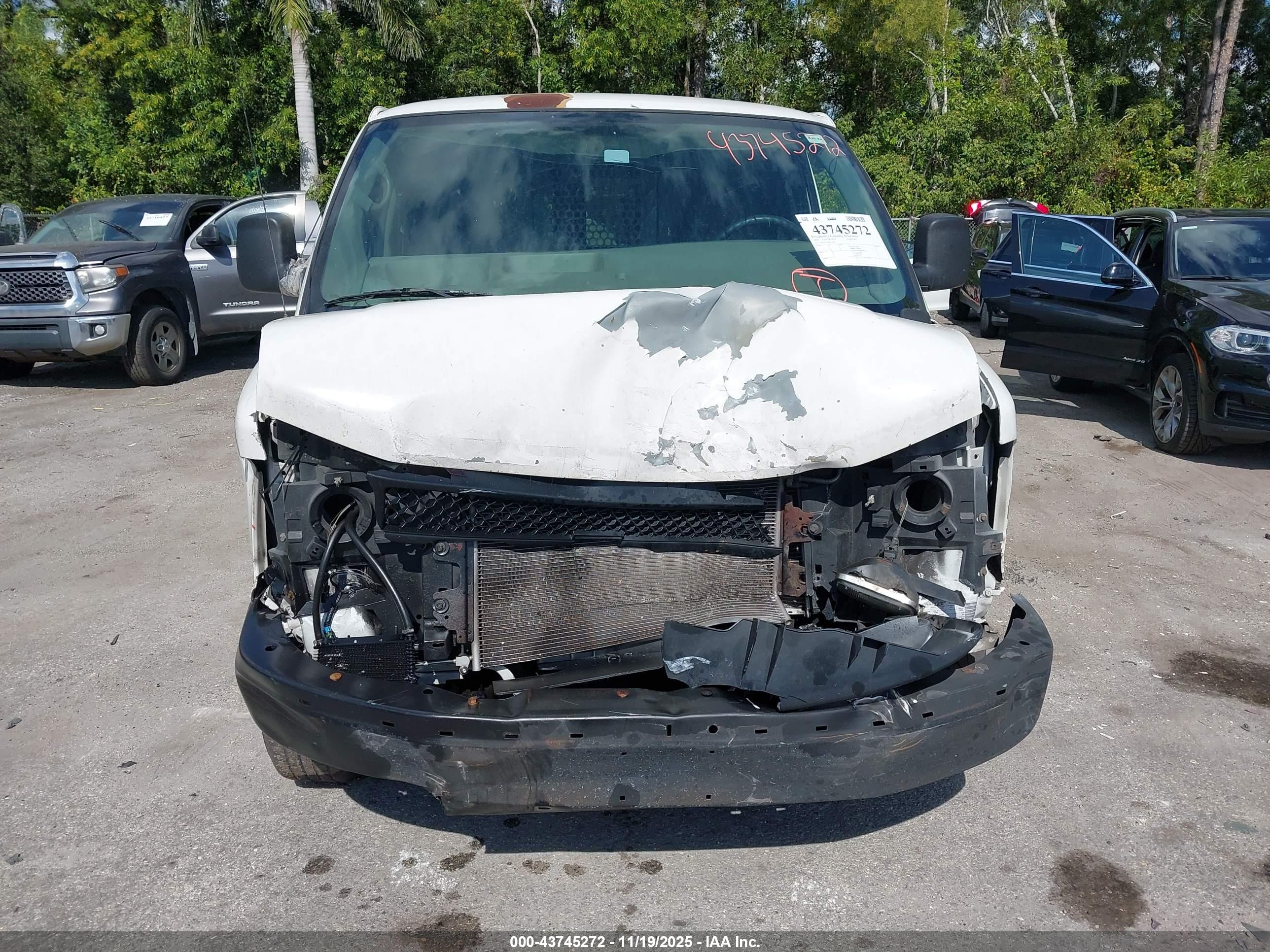 CHEVROLET EXPRESS image 6